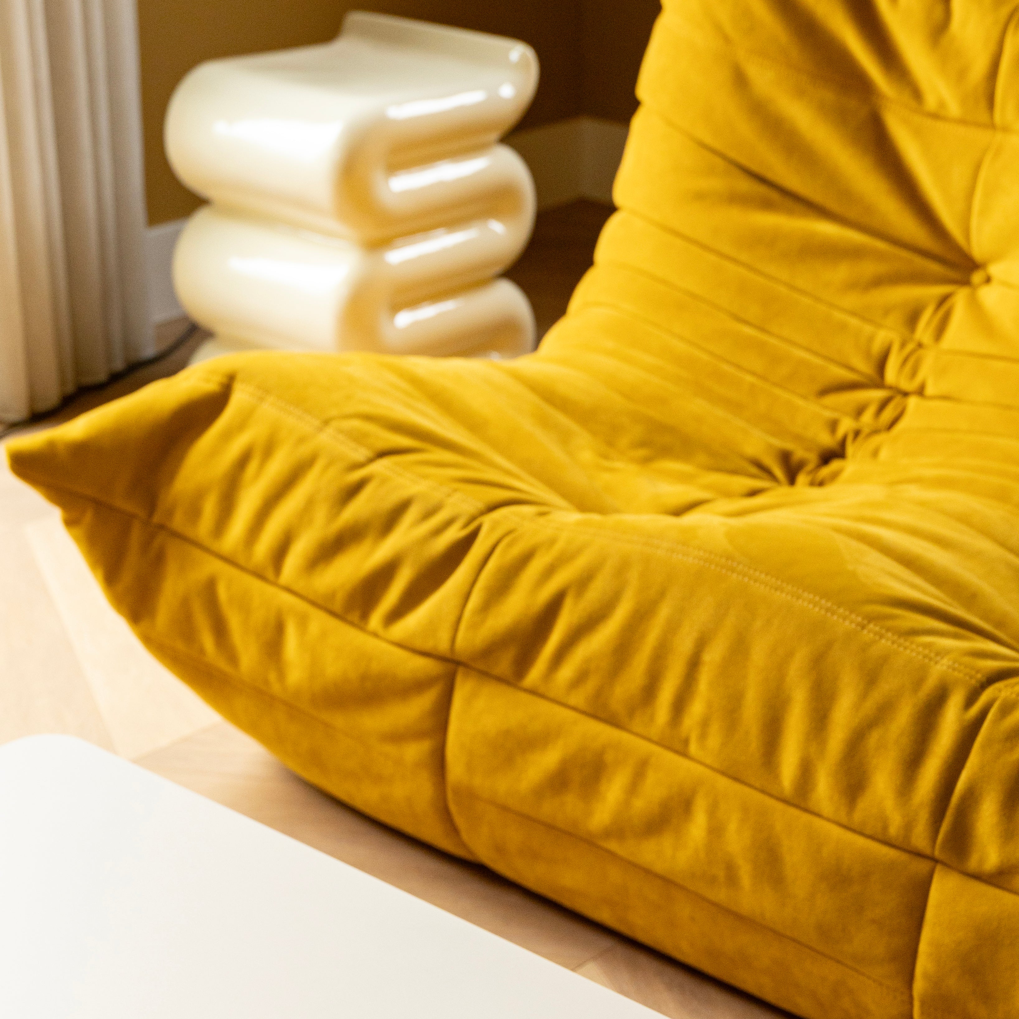 Verspielte Skulptur mit funktionalem Charakter