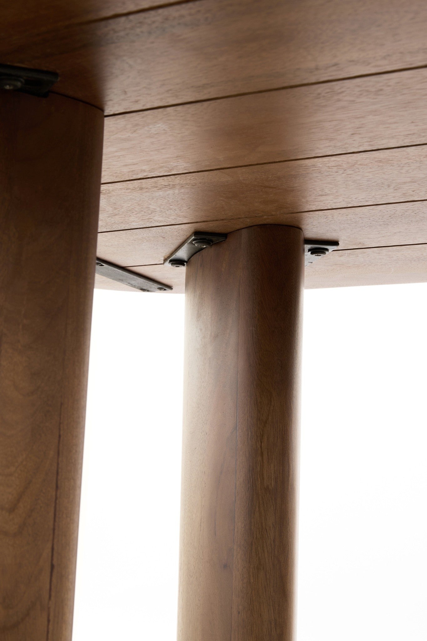 Minimalistischer Holztisch mit eleganter Formgebung von Light & Living
