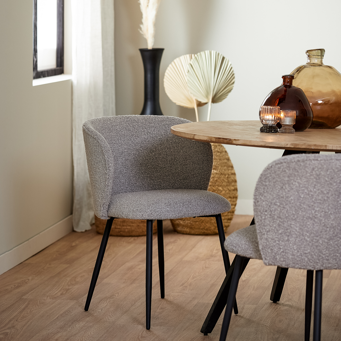 Moderner Esszimmerstuhl ELYNA von Light & Living mit weichem Bouclé-Stoff in Grau