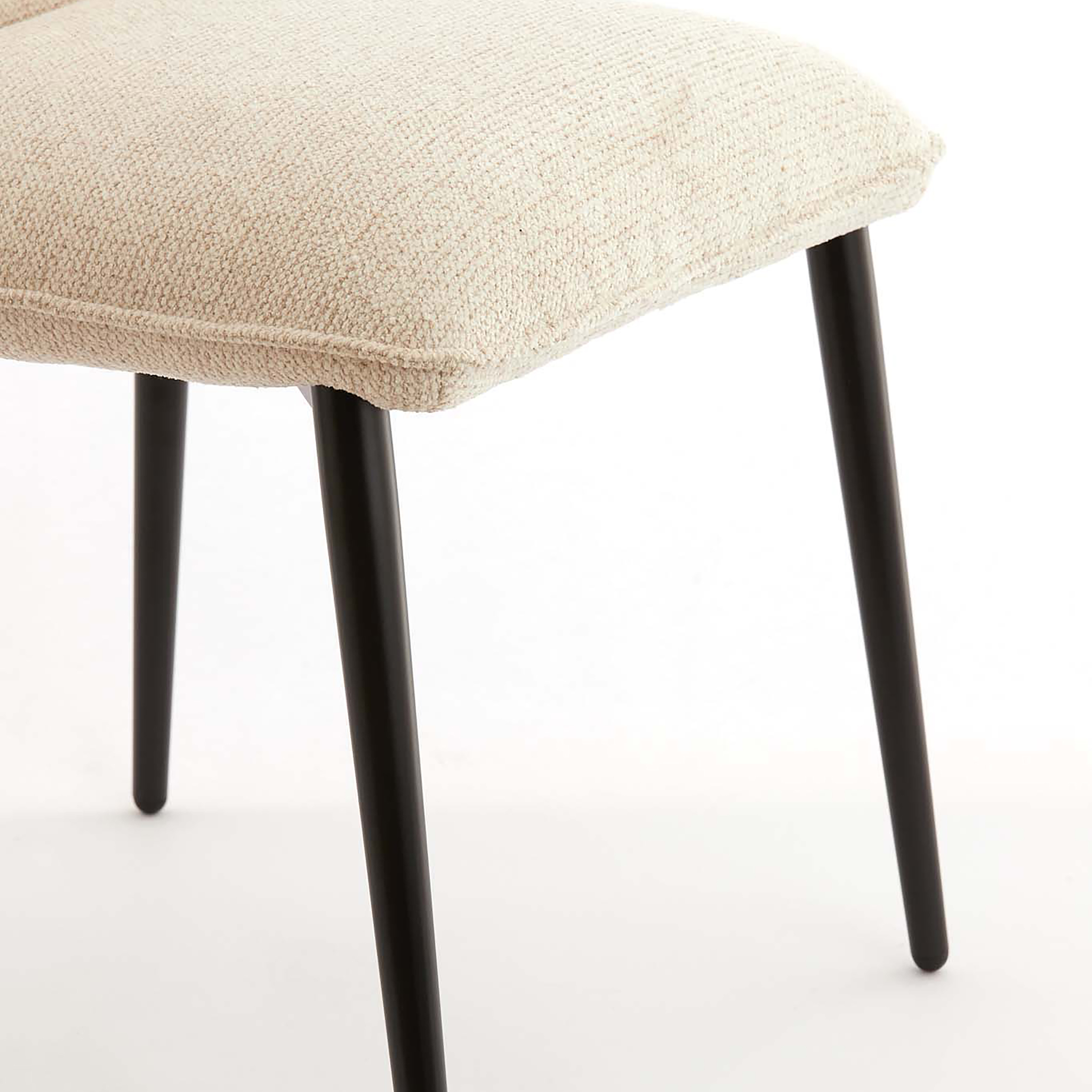 Detailansicht des VADENI Stuhls von Light & Living in Creme.