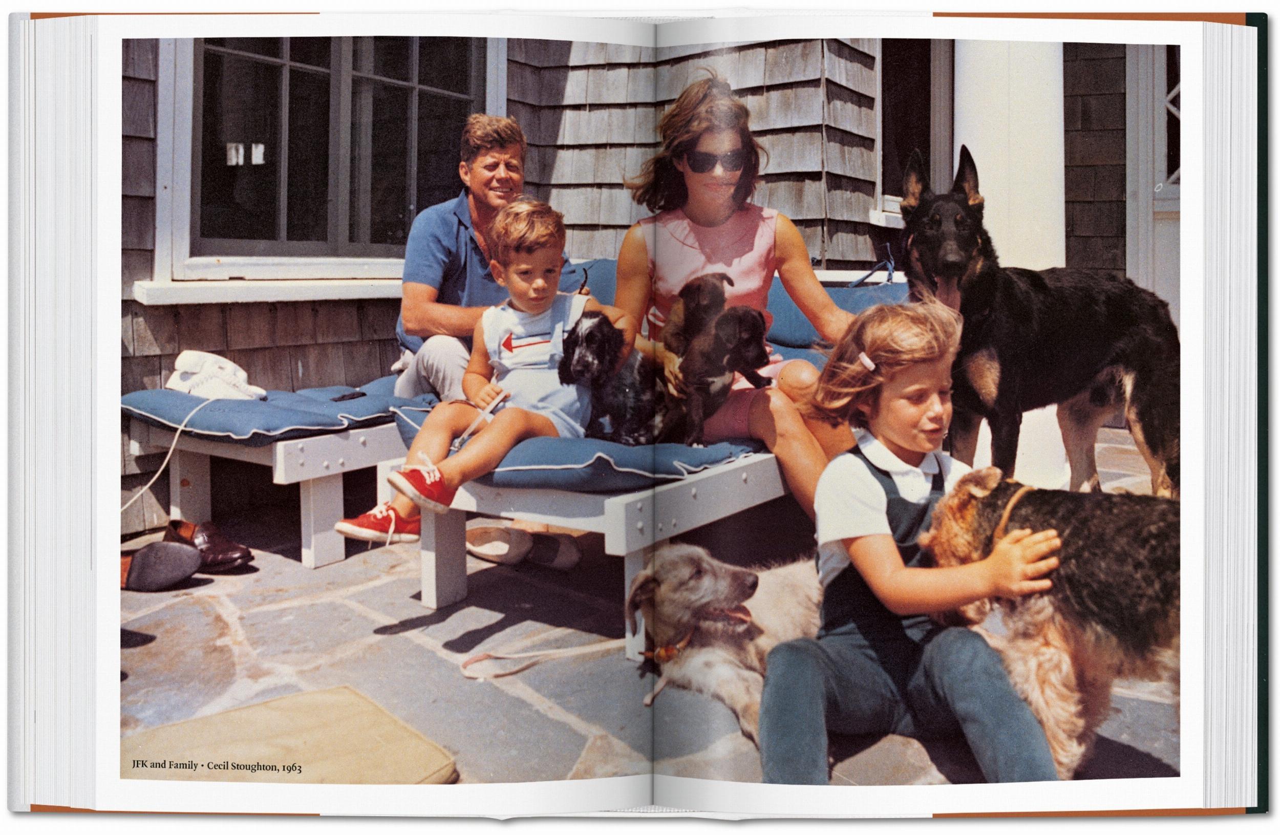 Familie mit vielen Hunden