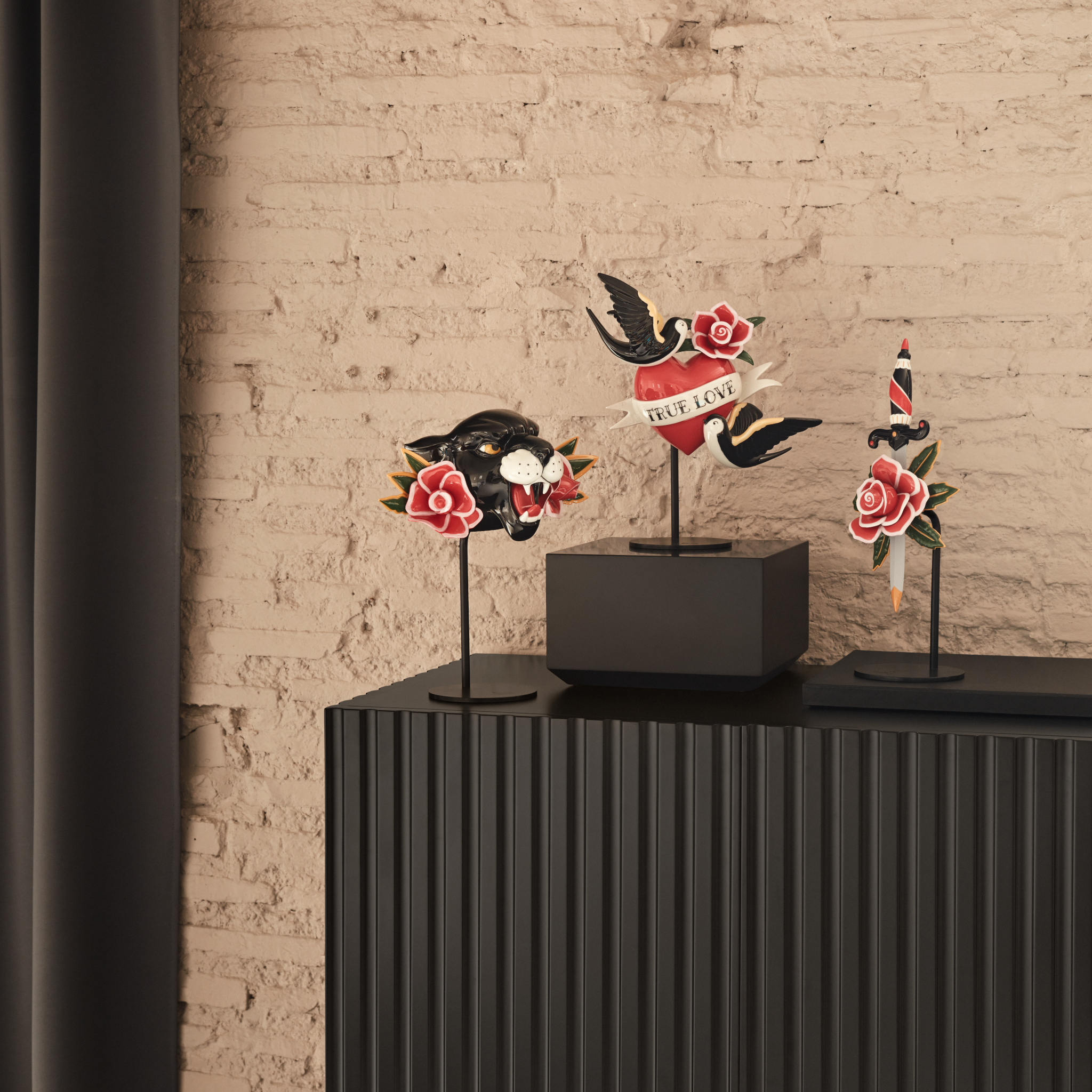 Exklusive Skulptur eines Dolchs mit geschwungenem Griff und floralen Elementen.