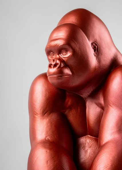 Limited Edition: Ausdrucksstarke Gorilla-Statue aus Porzellan in intensivem Rot.