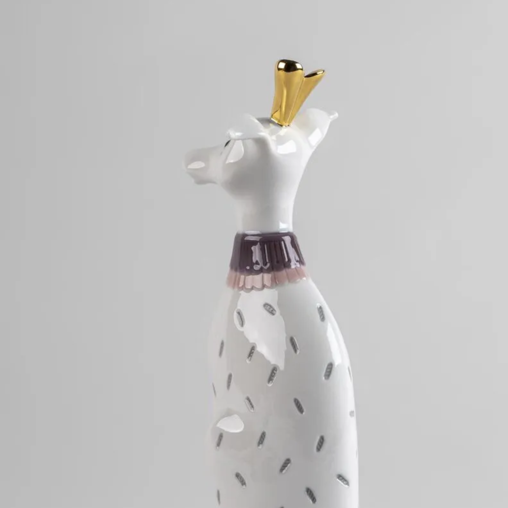 Modernes Kunstwerk: Lladró Hund mit verspieltem Look