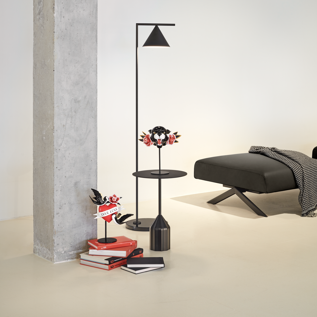 Detaillierte Nahaufnahme der kunstvoll gestalteten Pantherfigur mit Rosen und Blättern.