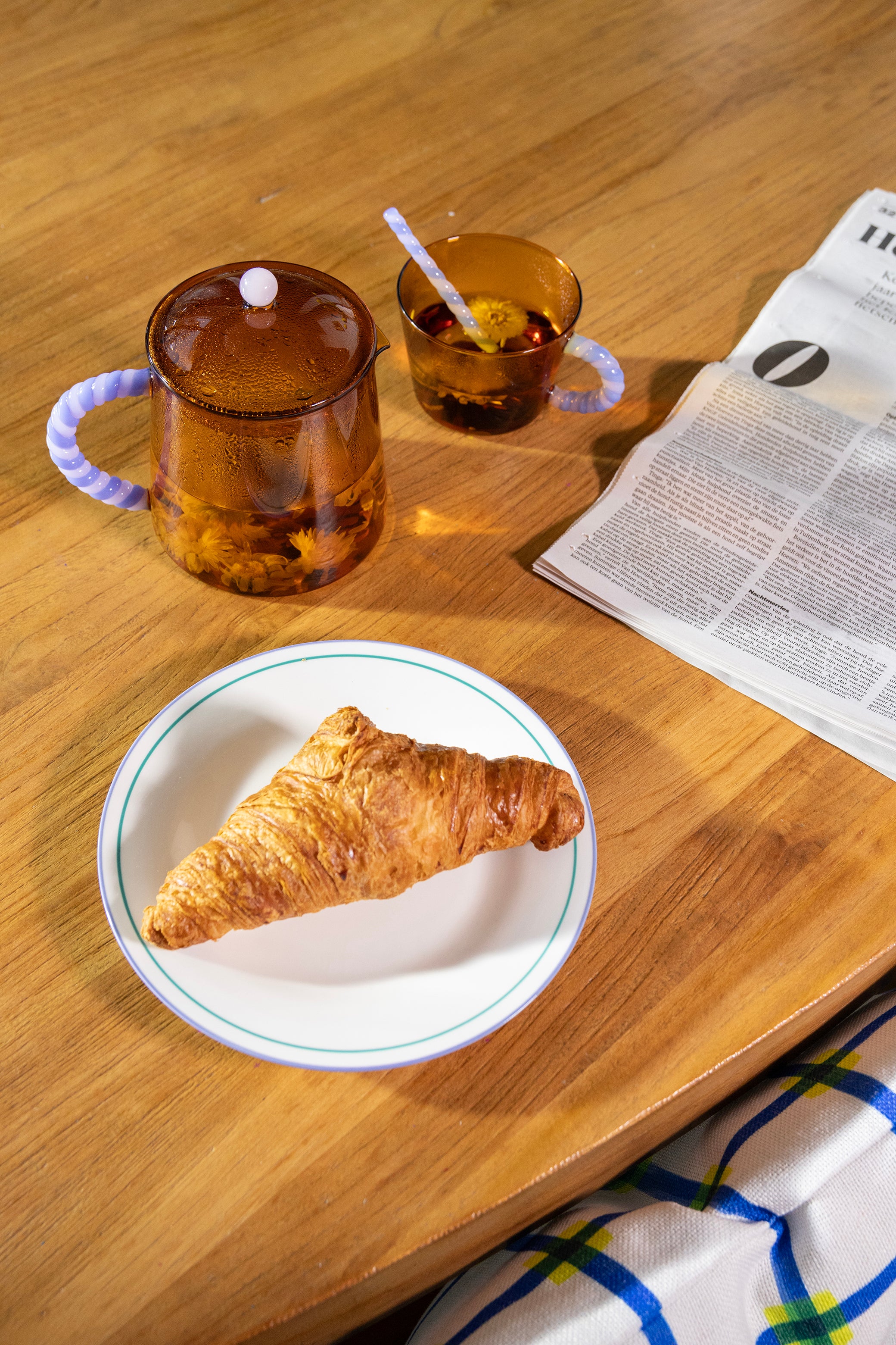 gedeckter Frühstückstisch von &k Amsterdam - DUET Amber Teeset