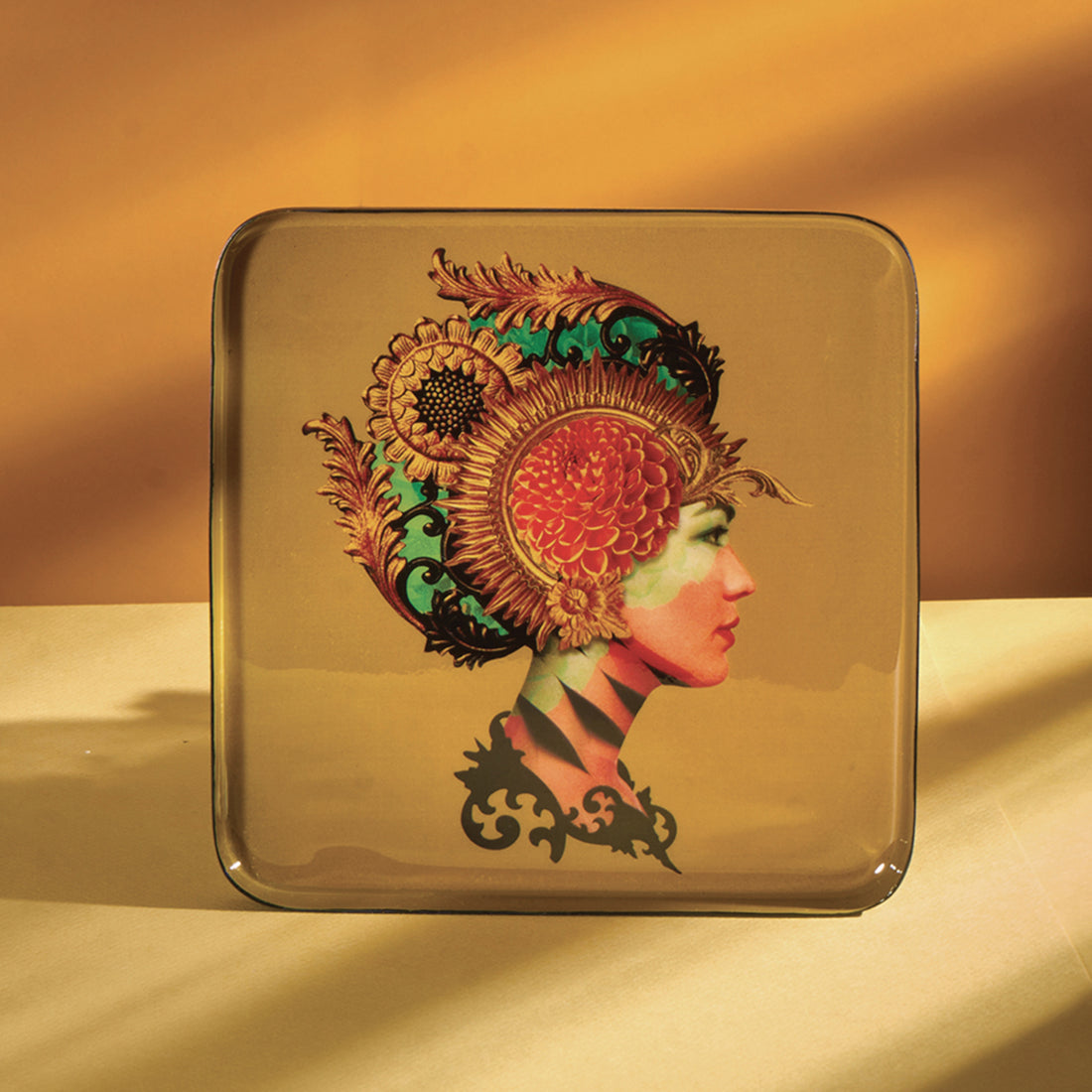 Handgefertigtes Emaille-Tablett mit kunstvollem Frauenmotiv