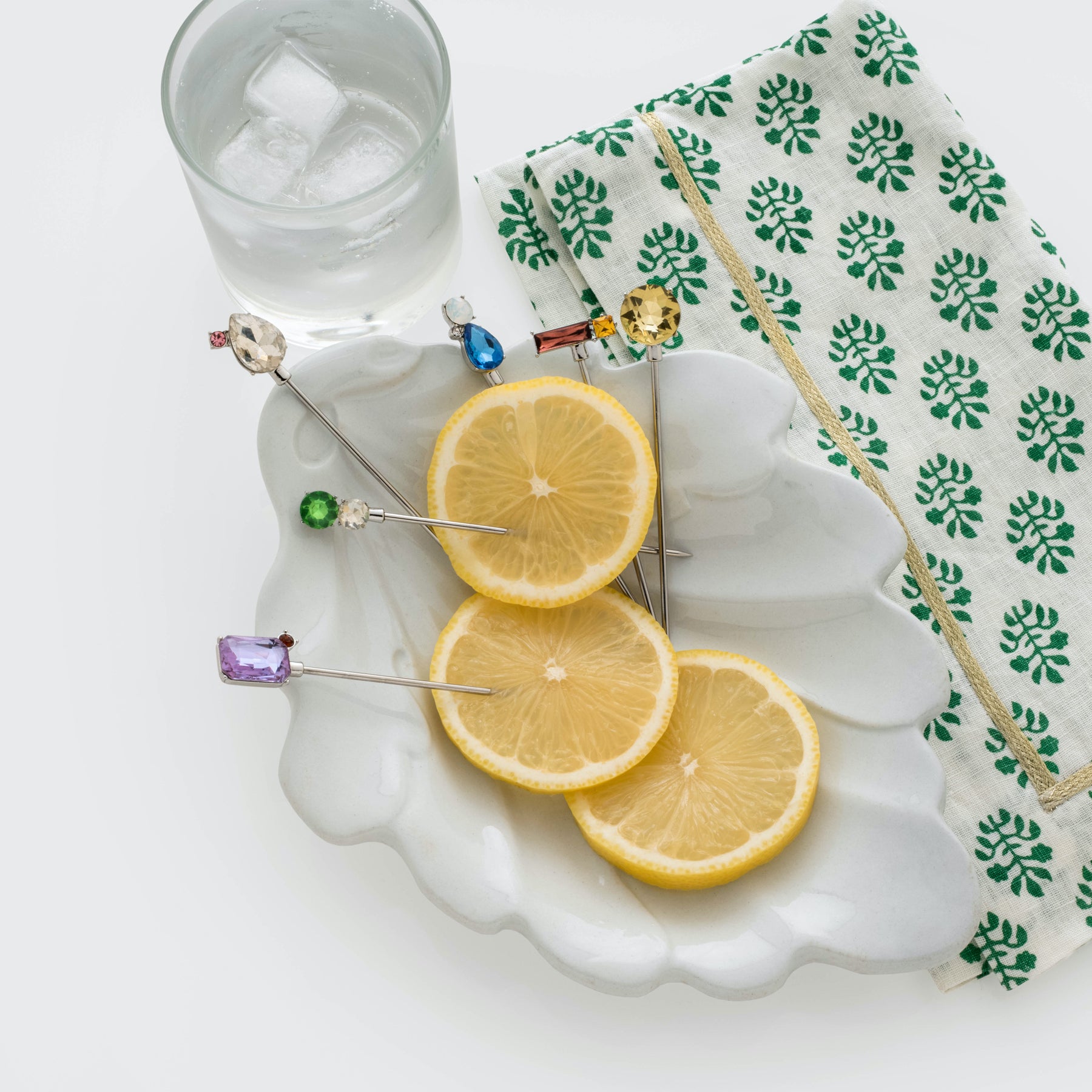 sommerliche Tischdekoration mit Cocktailspiessen von Joanna Buchanan