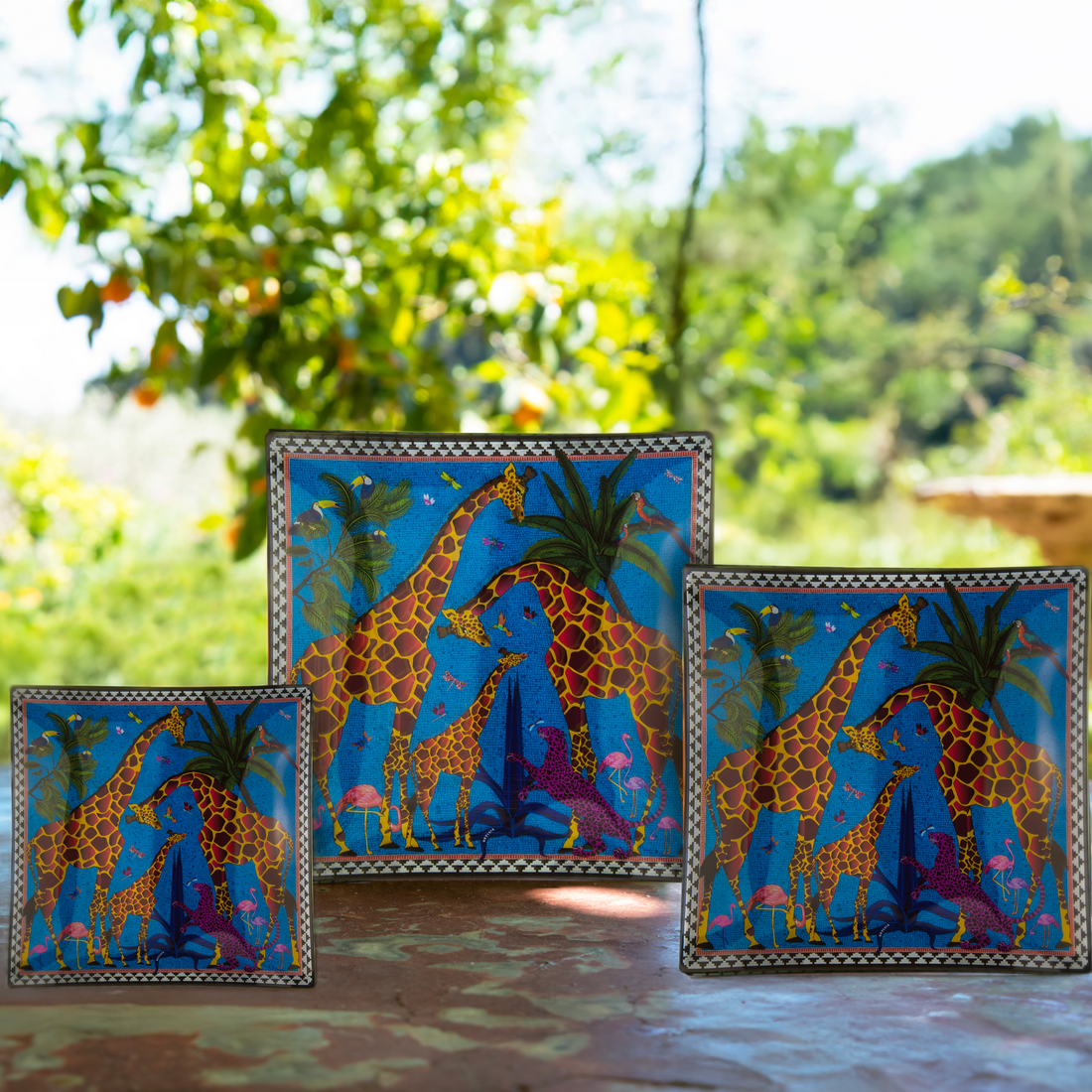 Quadratische Glasplatte in Blau mit Giraffen und tropischen Pflanzen von Ortigia Sicilia
