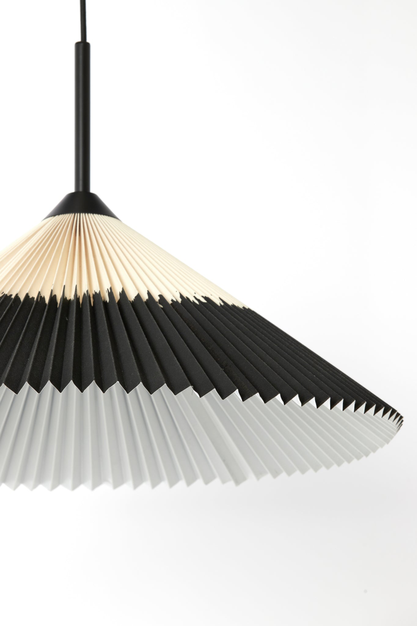 Leuchte aus der Nähe, weiß innen im Schirm. Außen schwarz