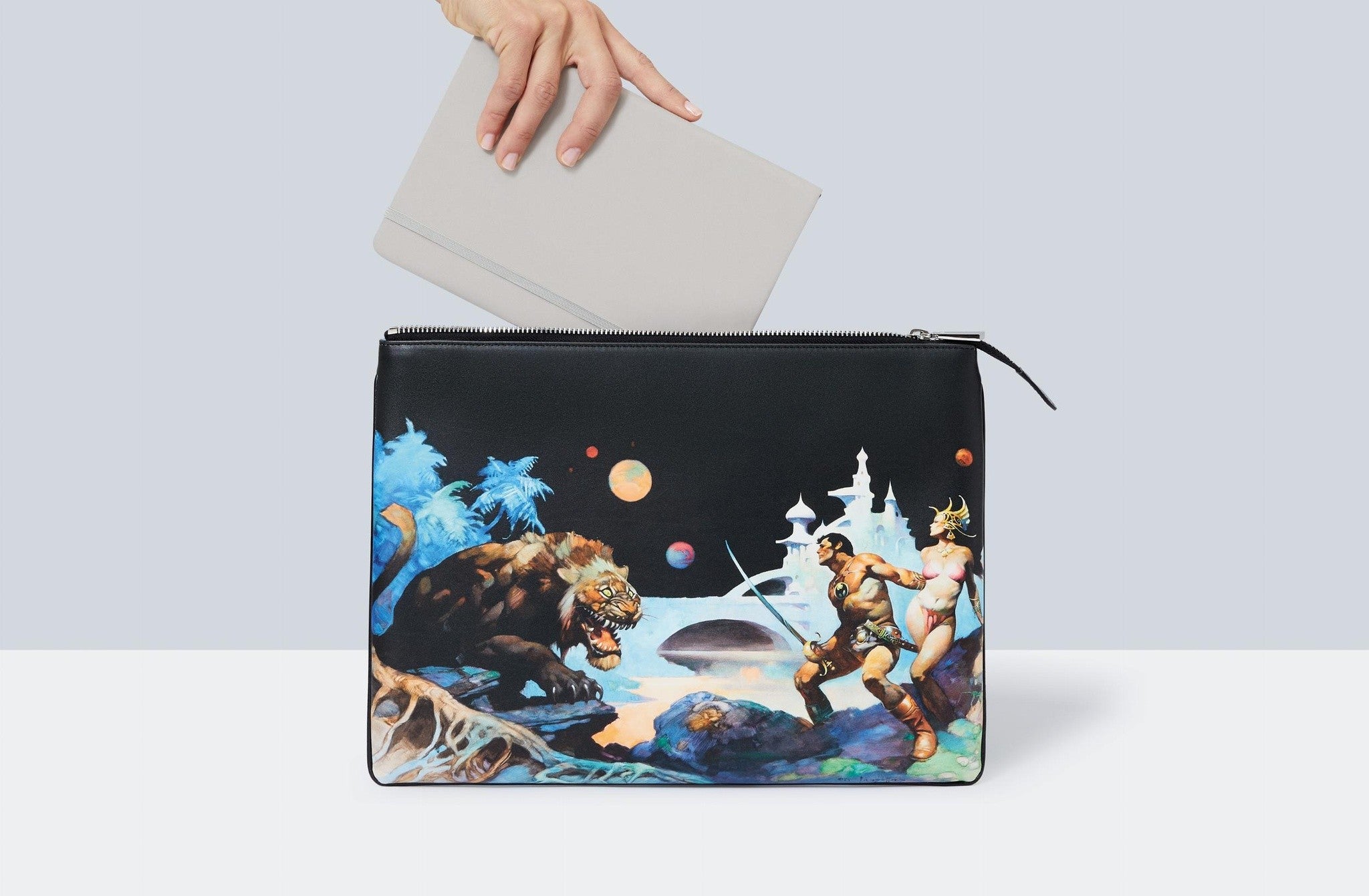 Taschen Pouch. Frank Frazetta – tragbare Kunst für Sammler
