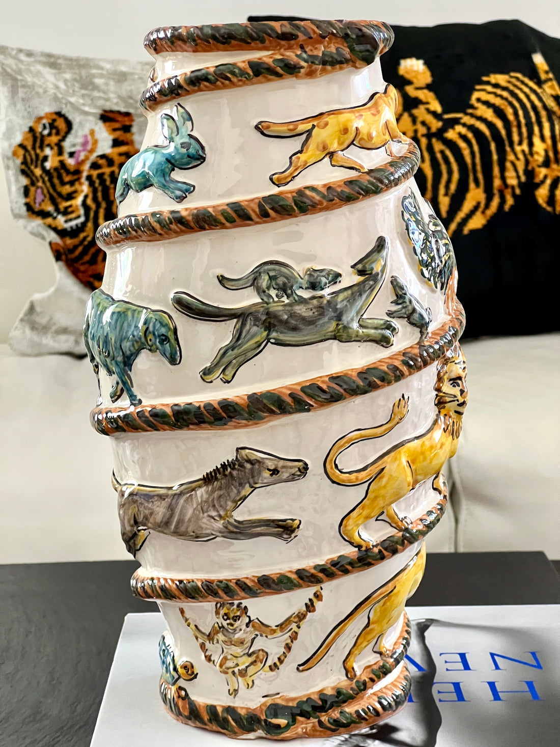 Vase „Menagerie Savana“ – handgefertigte Keramikvase mit Tierrelief