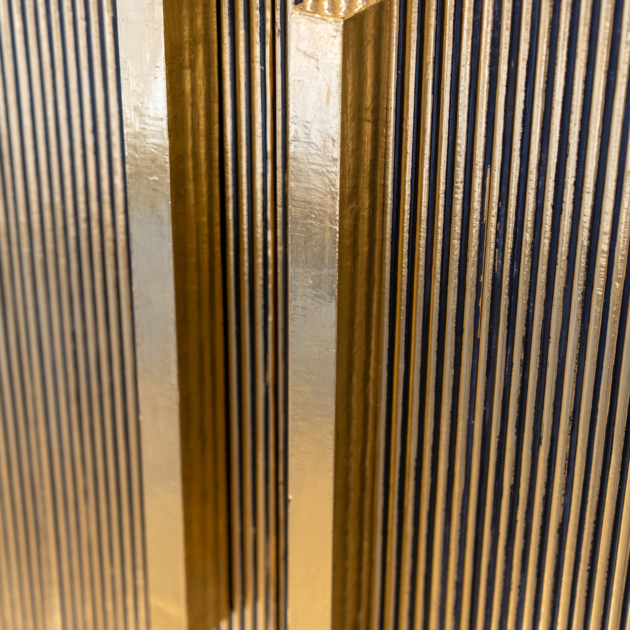 Detailansicht des Tall Ribbel Cabinet von Pols Potten mit goldener Messingfront.