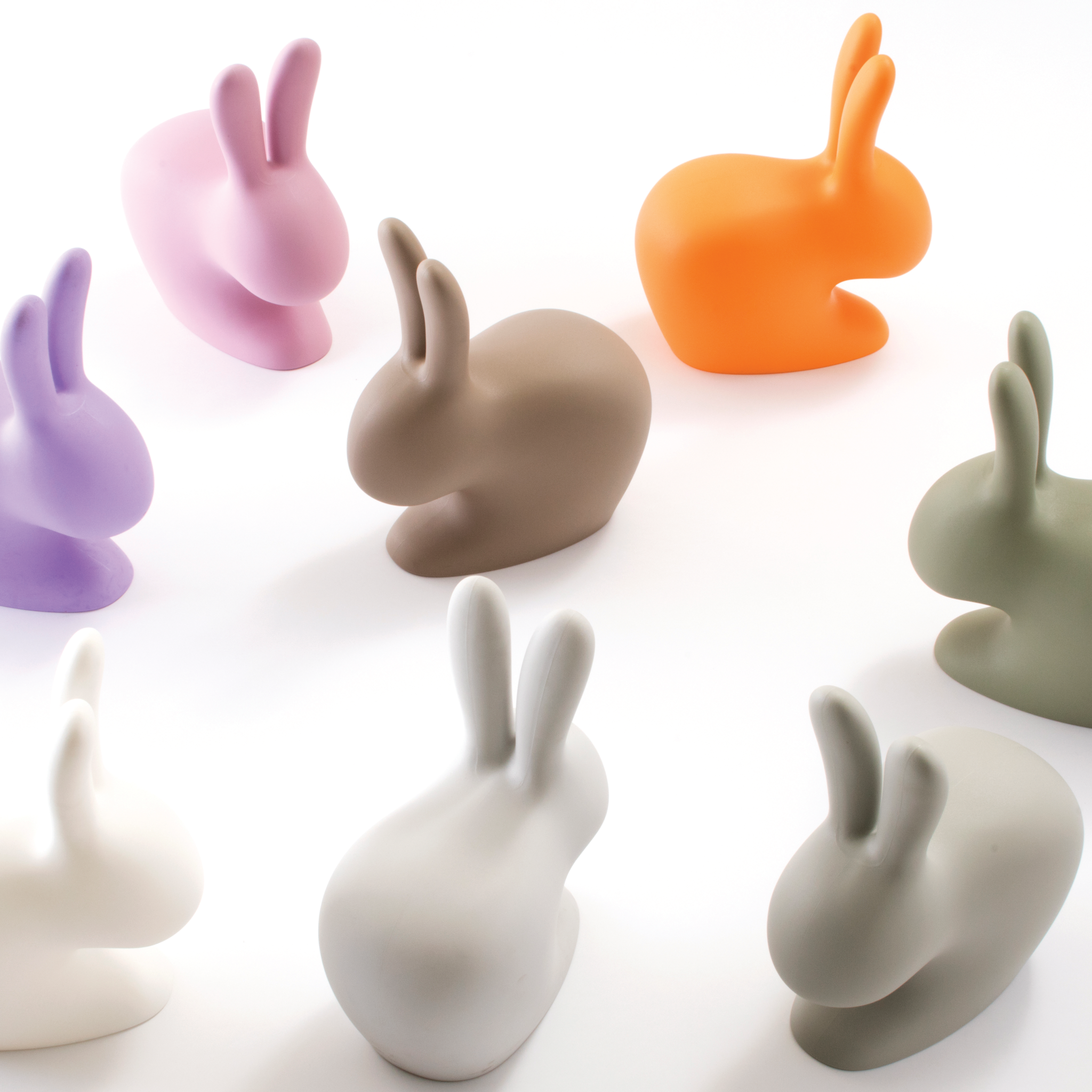 Stilvoller Sitzhocker in Pink – der RABBIT CHAIR von Qeeboo.