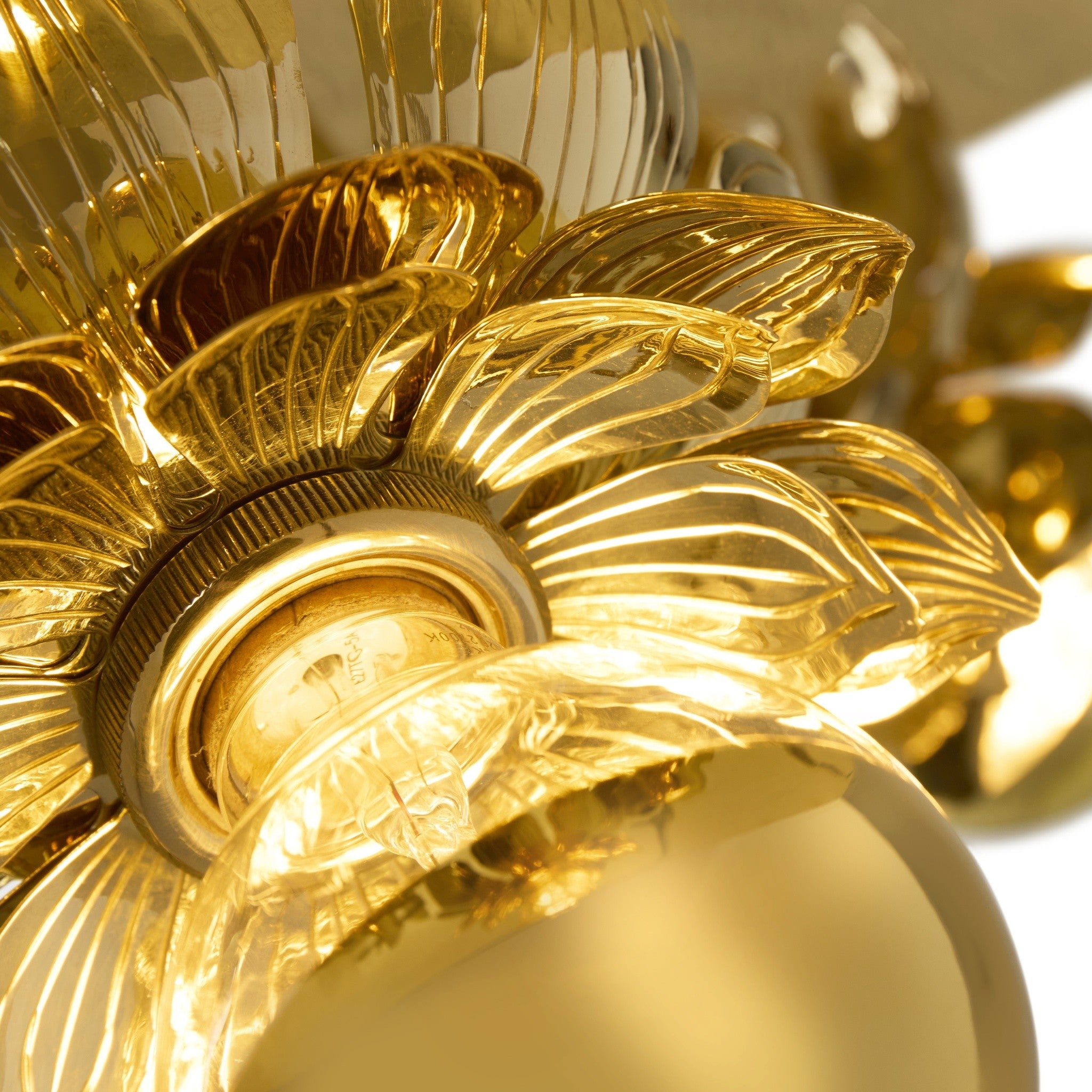Goldfarbene Deckenlampe aus Messing mit floralen Details von Jonathan Adler
