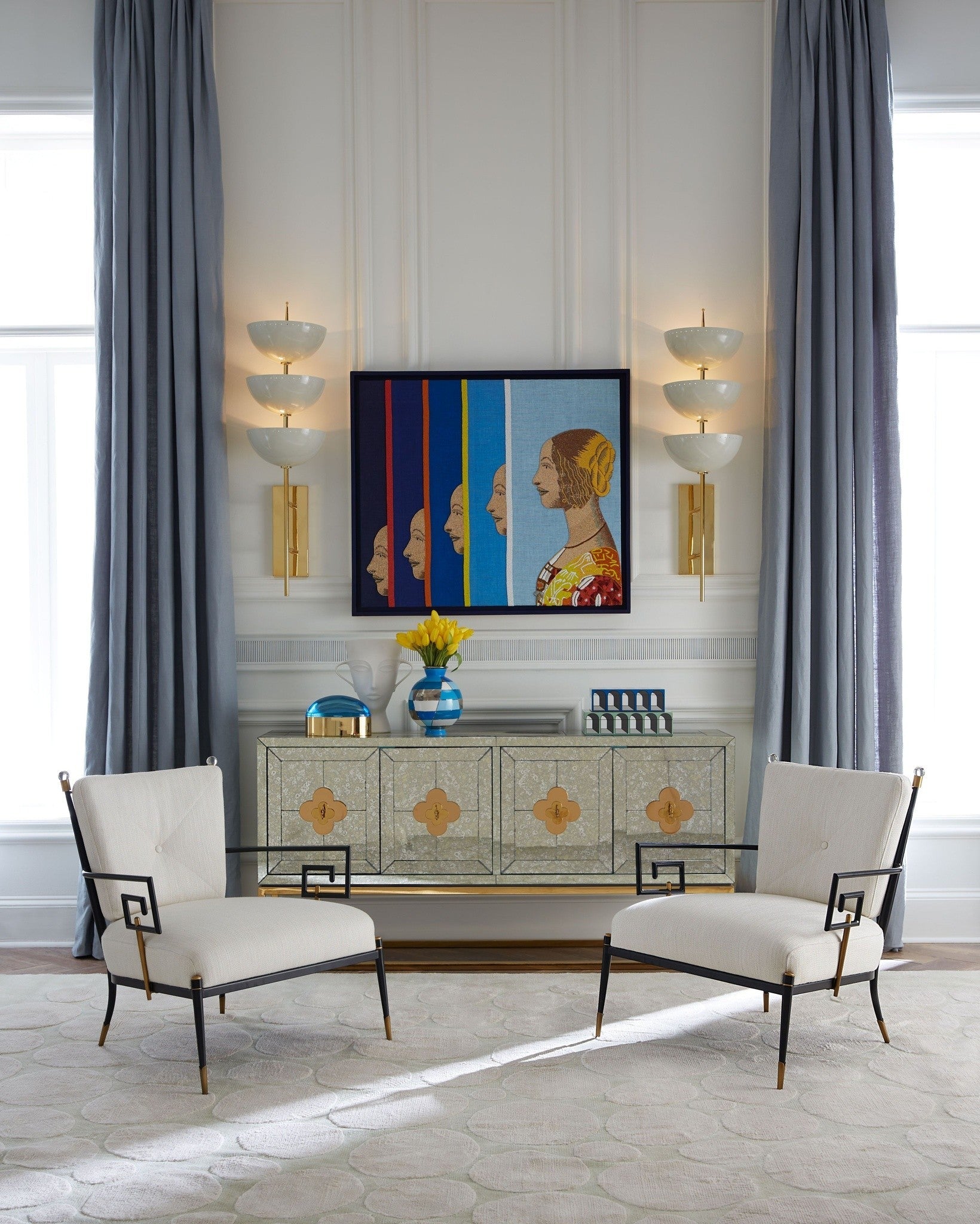 Hochwertige Jonathan-Adler-Credenza mit vier Türen und verstellbaren Regalböden - Wohnraum