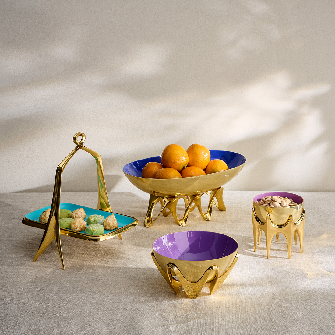 Goldene Messingschale mit lilafarbener Innenseite Jonathan Adler