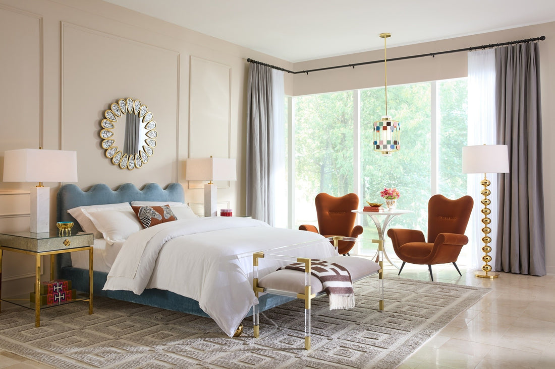 Moderner Loungesessel mit hoher Rückenlehne und geschwungenen Armlehnen