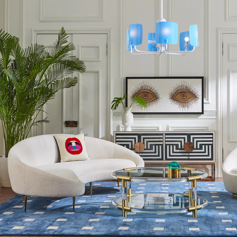 Dekokissen mit grafischem Lippenmotiv und strukturierter Stickerei von Jonathan Adler