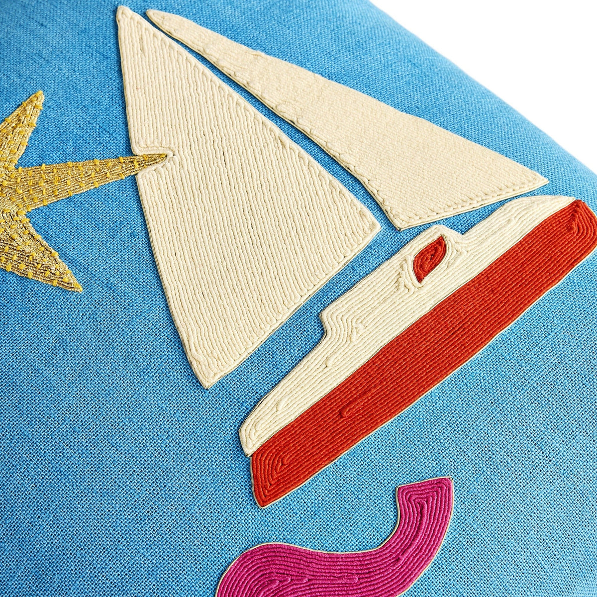 Blaues Dekokissen mit Segelboot und Sonne von Jonathan Adler