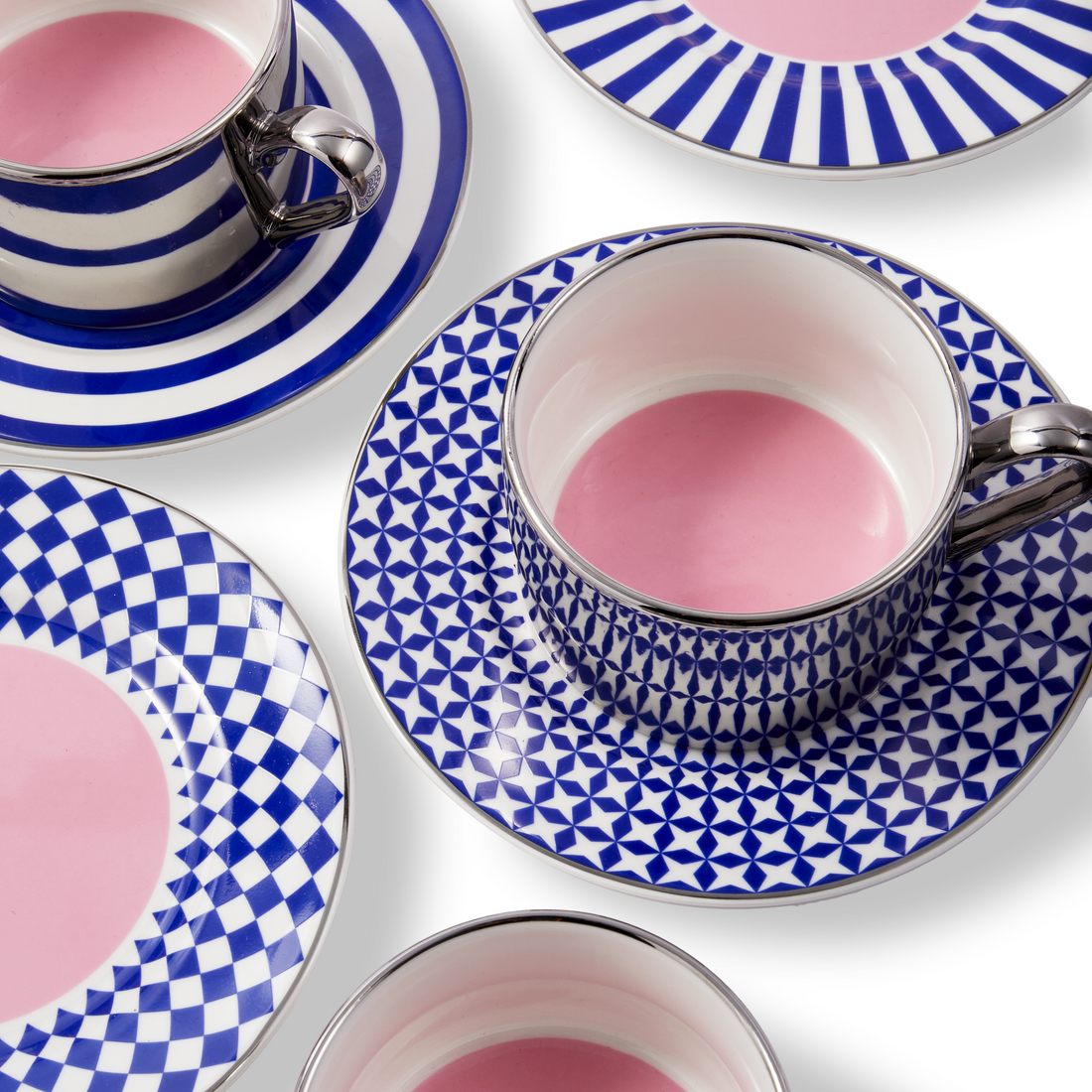 Kaffeetassen mit verschiedenen Untertassen-Designs in Blau-Weiß.