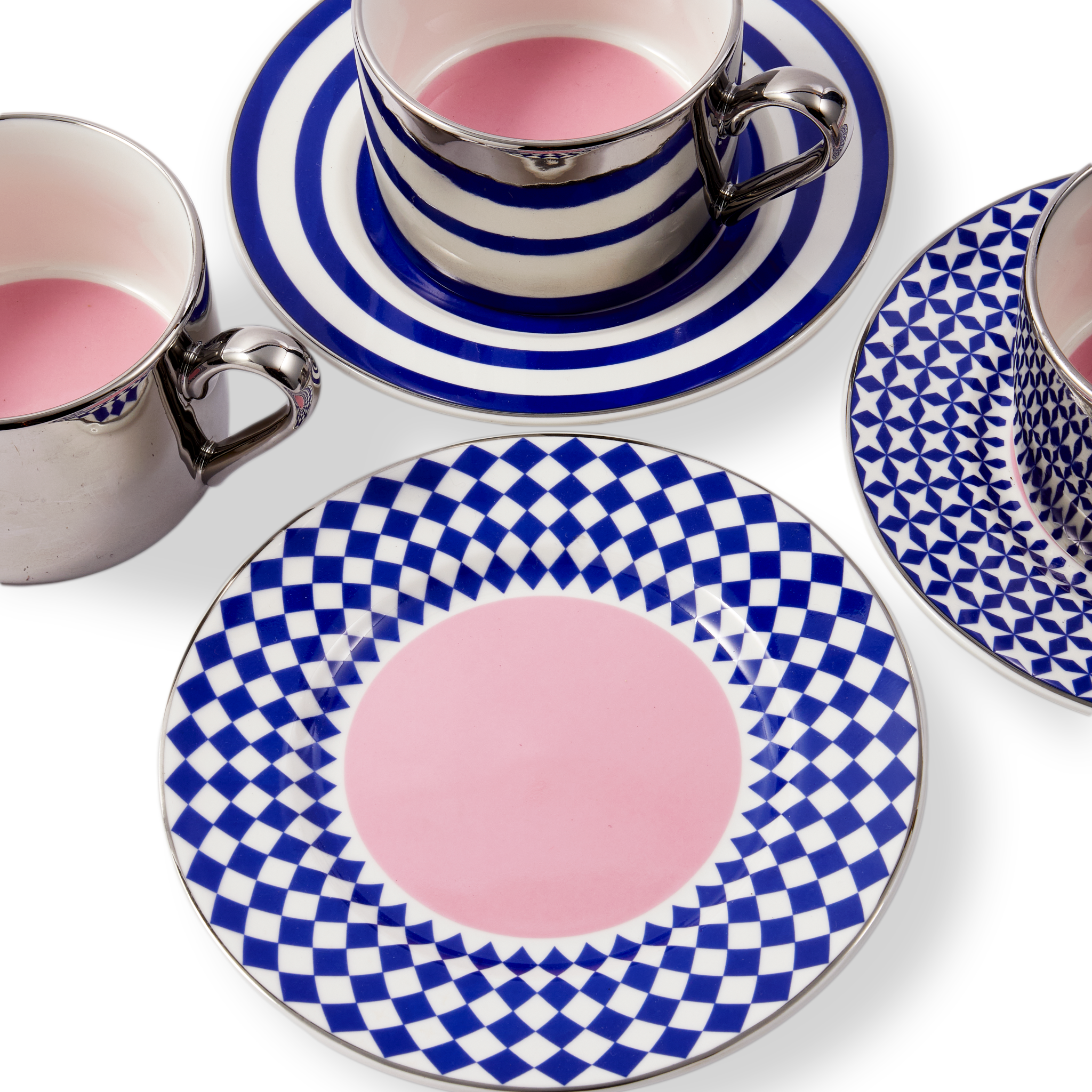 Tassen-Set aus Porzellan mit glänzender Oberfläche und grafischen Mustern.