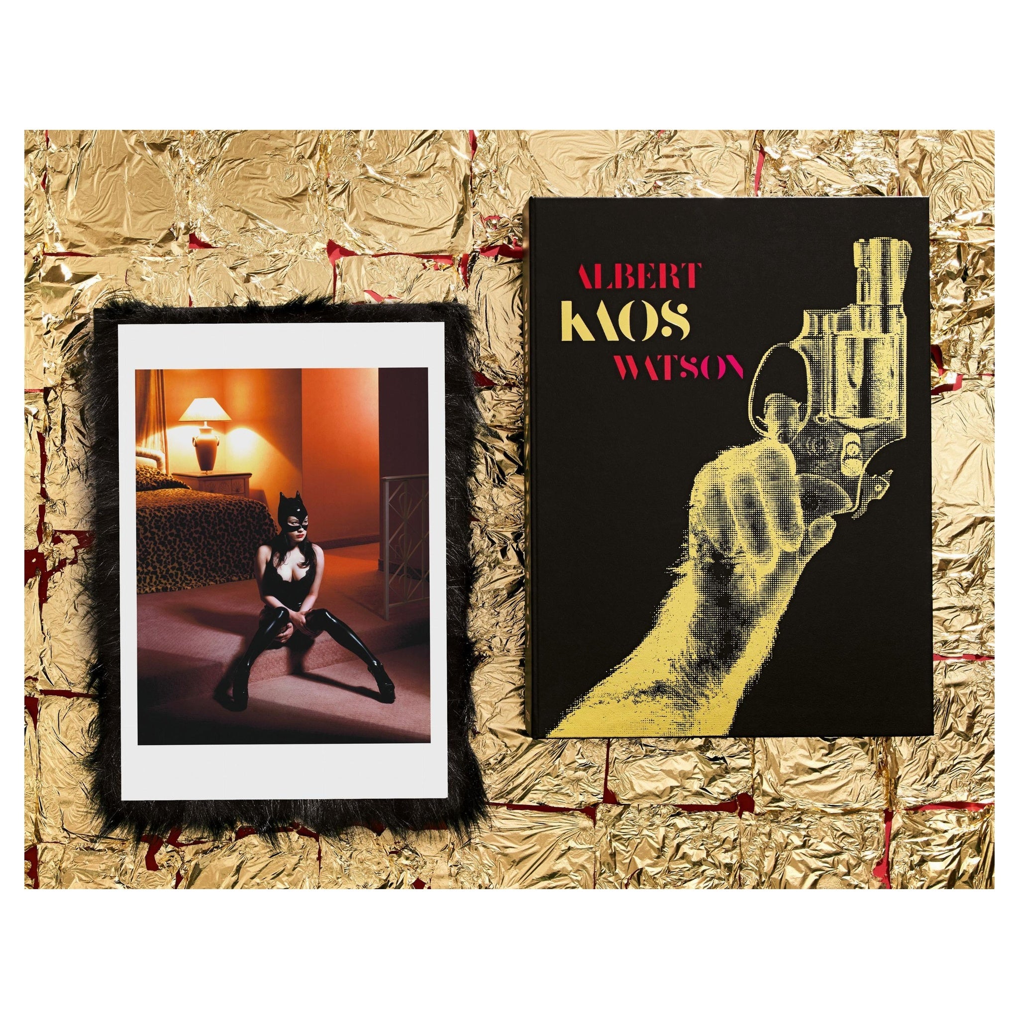 Nahaufnahme vom goldenen Prägedruck des Art-Edition-Covers Albert Watson Kaos