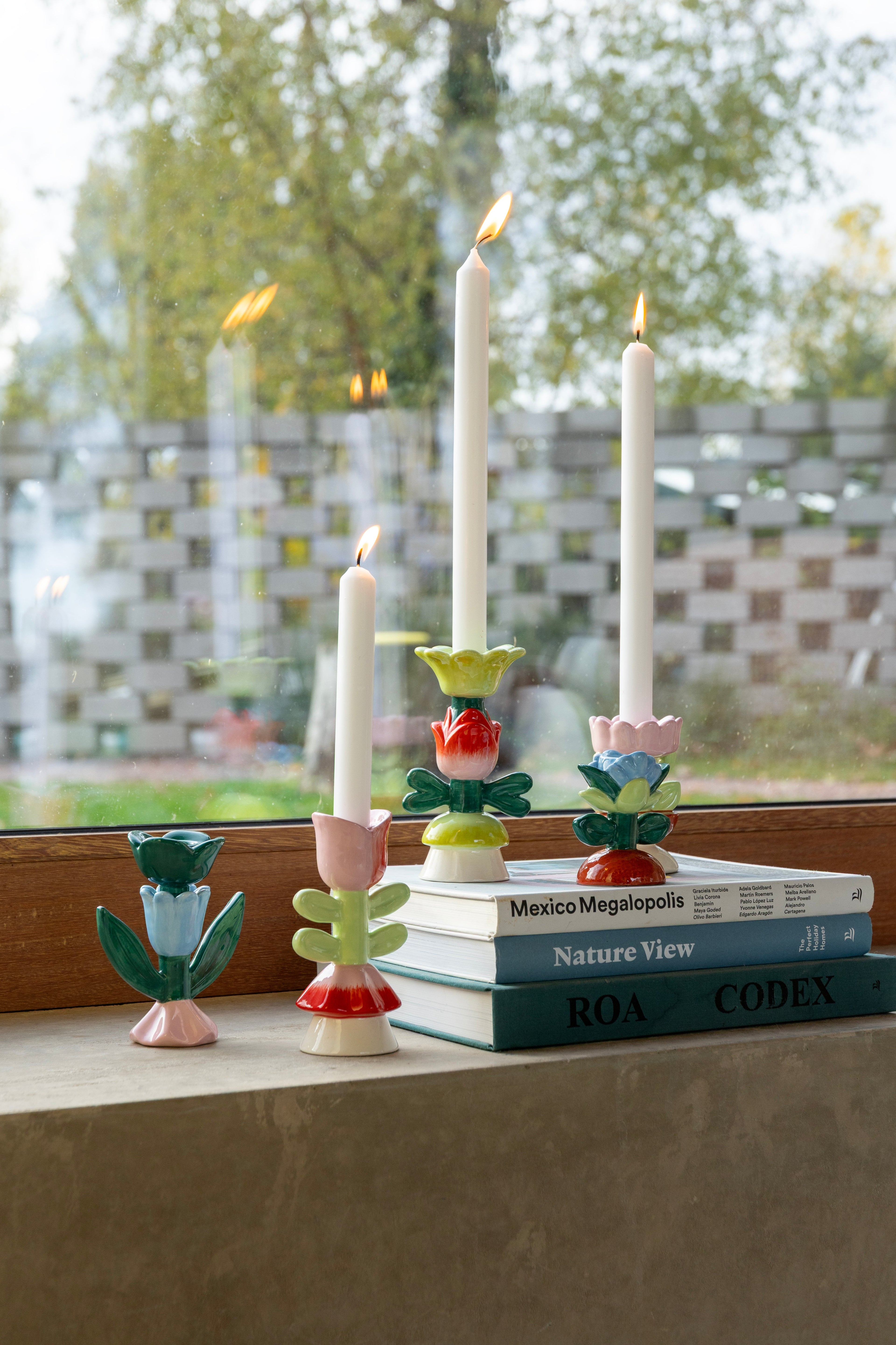 Florales Designobjekt mit handbemalter Oberfläche - Kerzenleuchter von &k Amsterdam