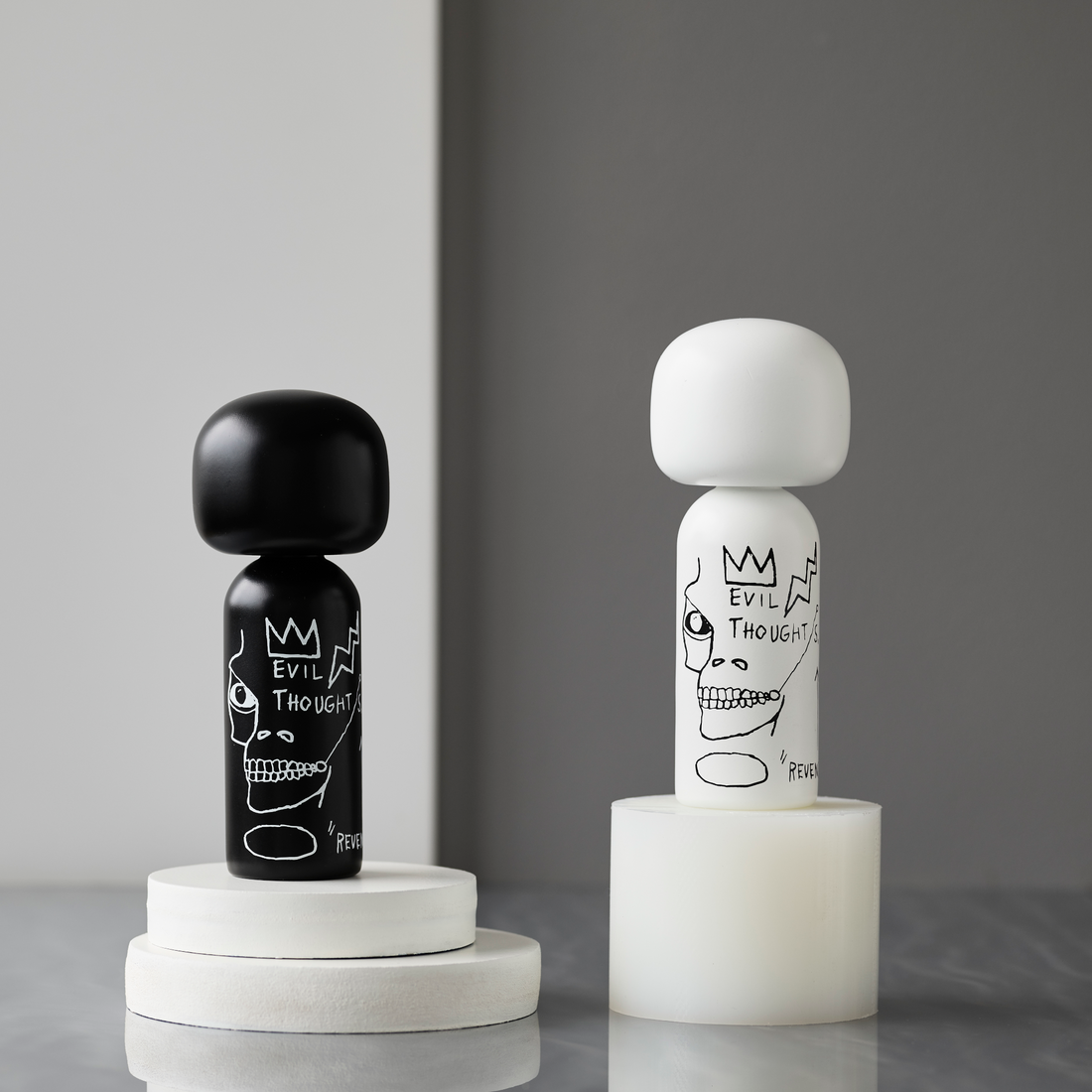 Künstlerische Holzfigur im Stil von Jean-Michel Basquiat