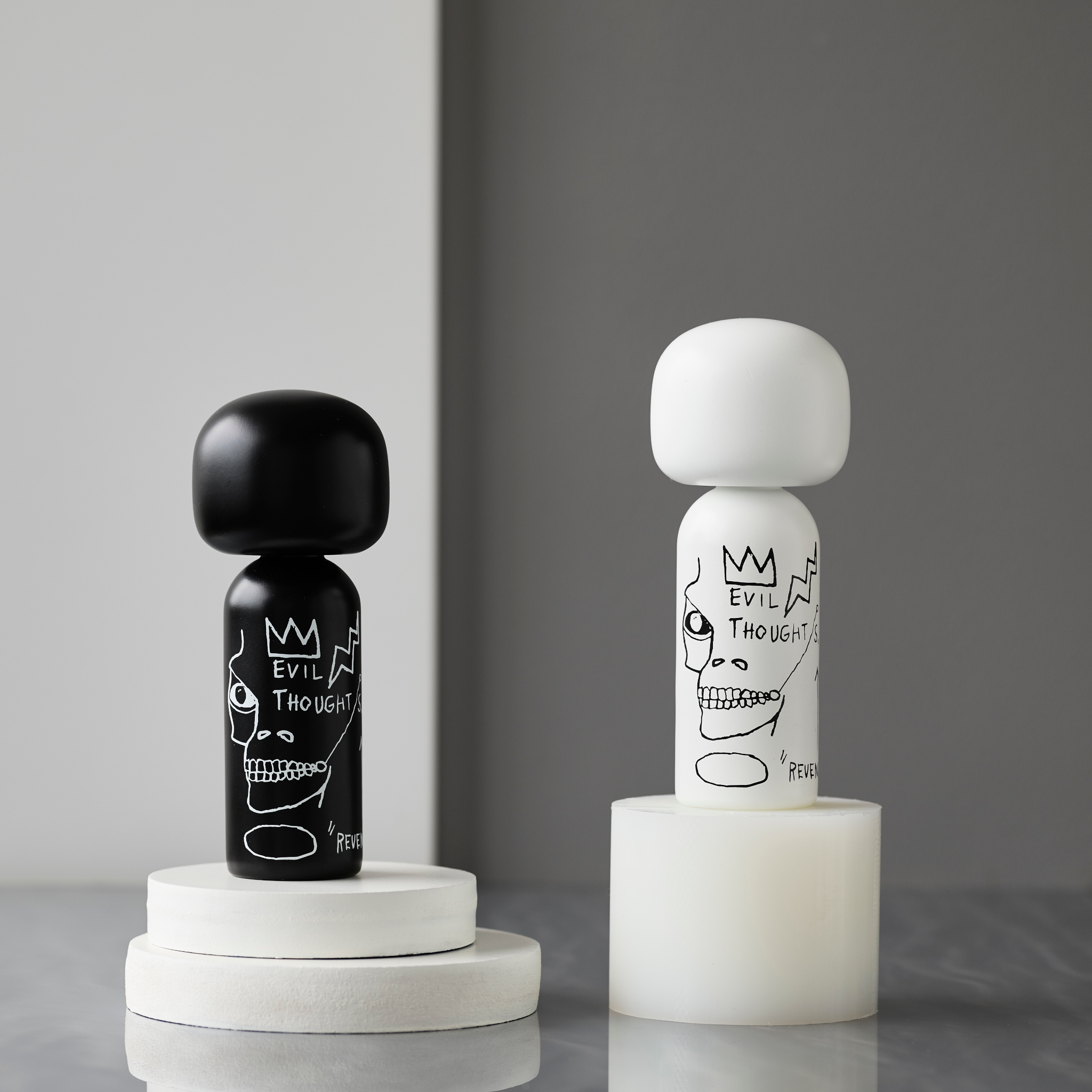 Künstlerische Holzfigur im Stil von Jean-Michel Basquiat