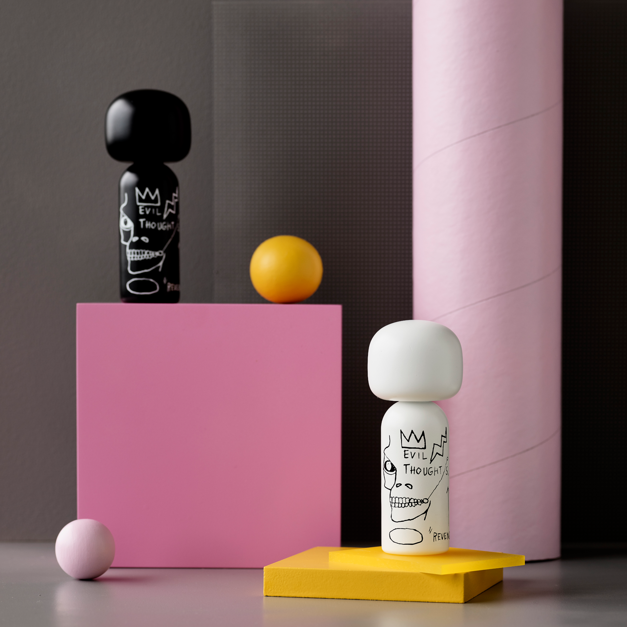 Dekorative Designfigur in Schwarz-Weiß mit urbanem Flair