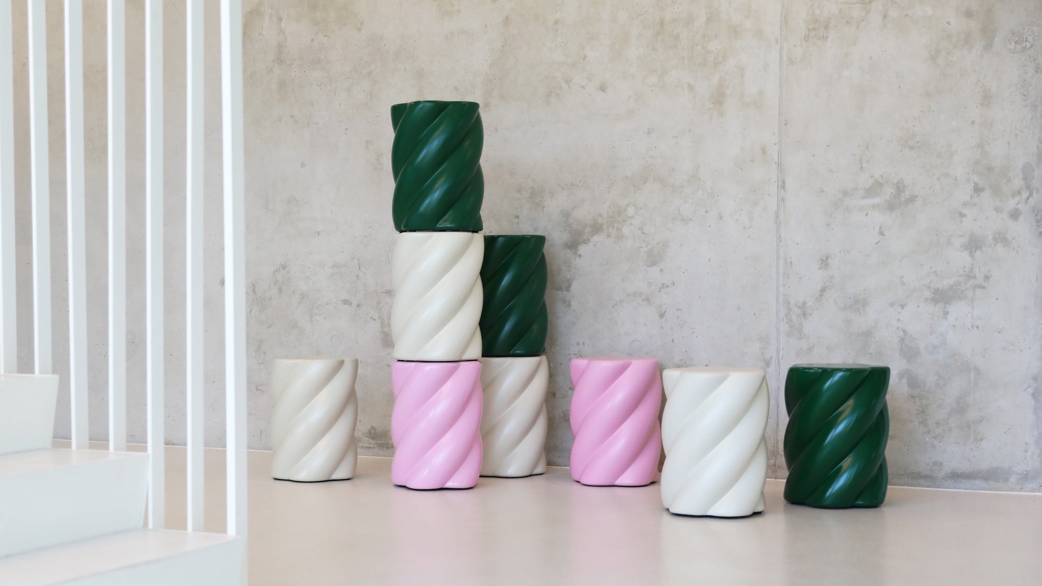 Kollektion Marshmallow Hocker in pink, grün und off-white von &k Amsterdam