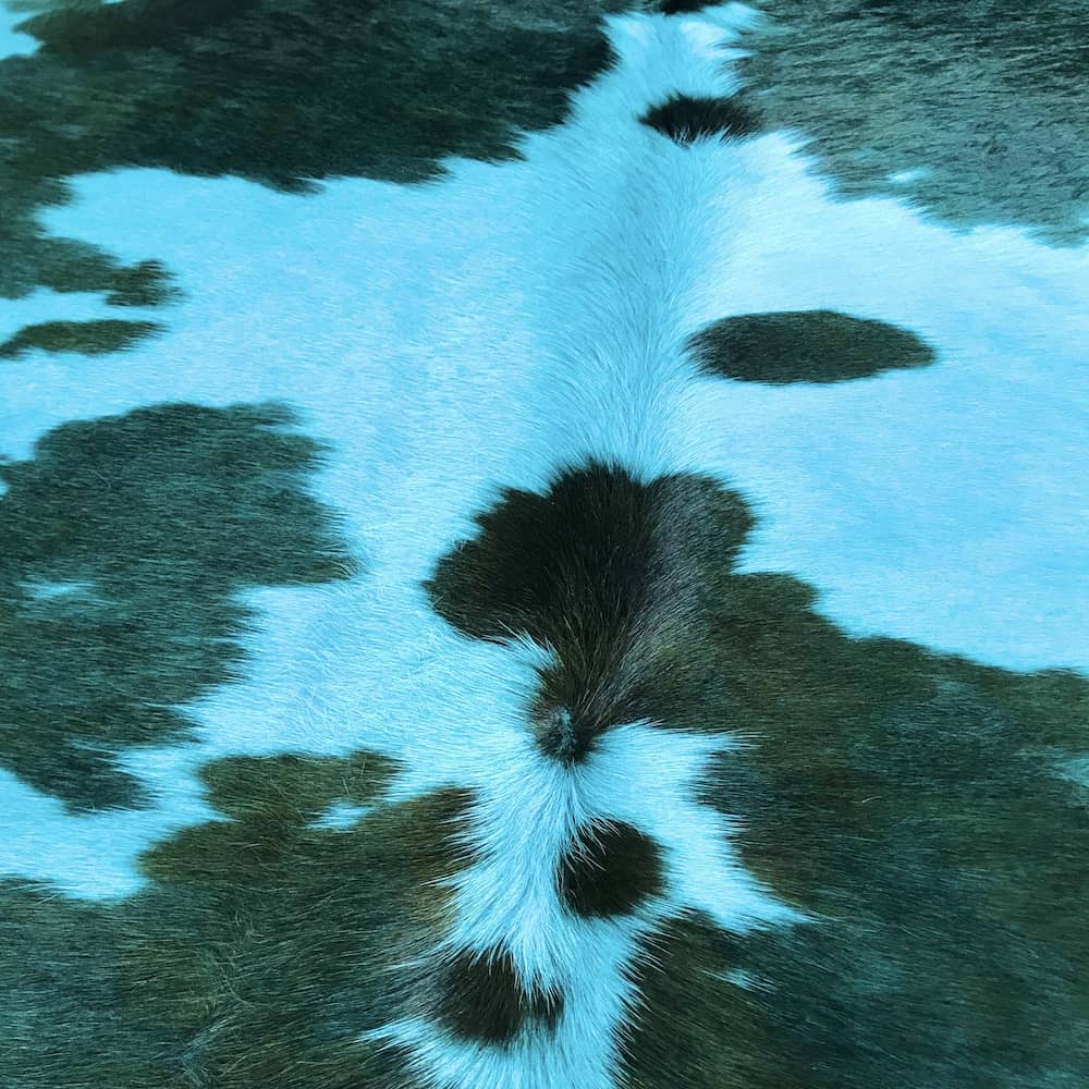 kuhfell-tuerkis-tricolore-fell-teppich