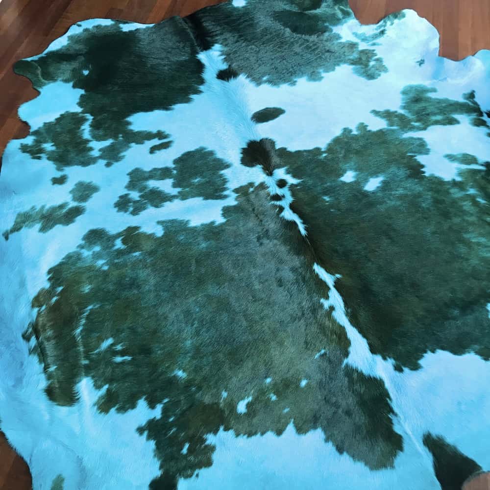 kuhfell-tuerkis-tricolore-teppich