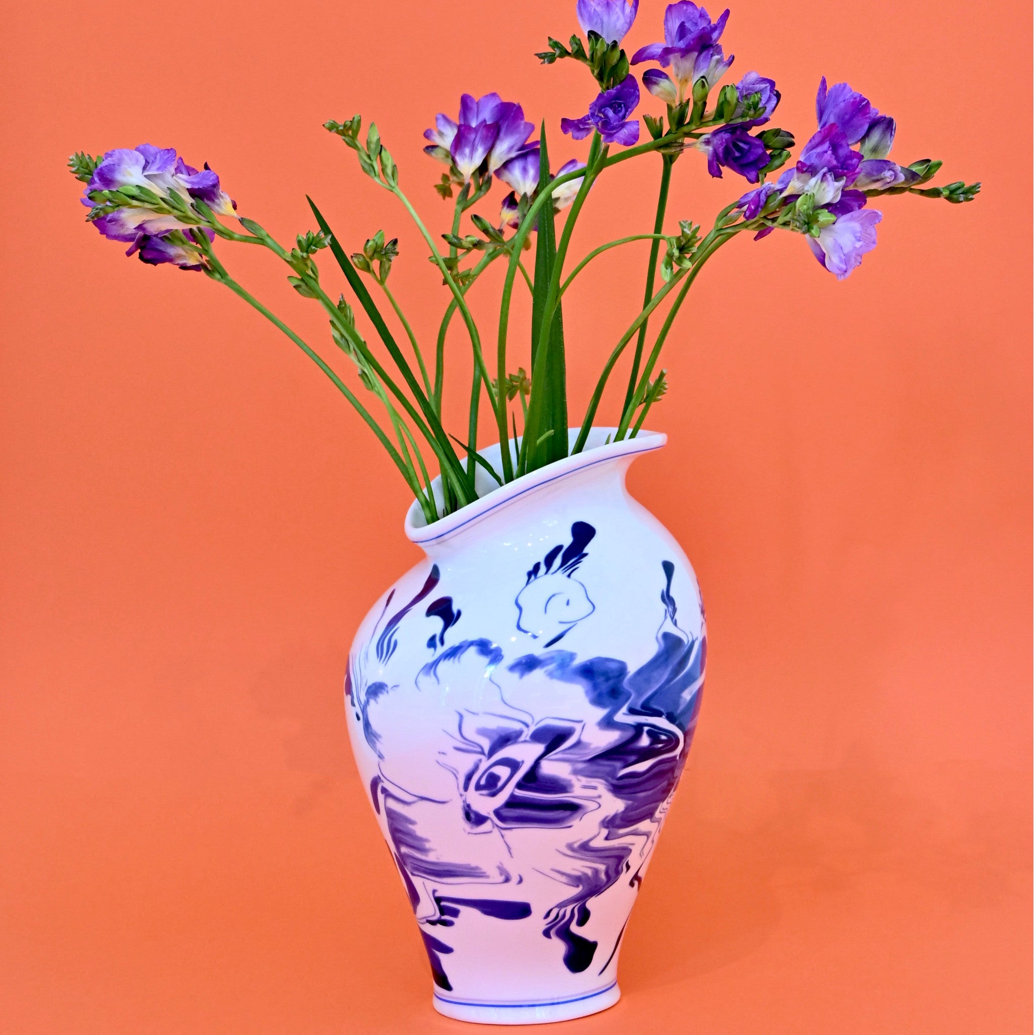 Zeitgenössische Designvase inspiriert von Delfter Blau