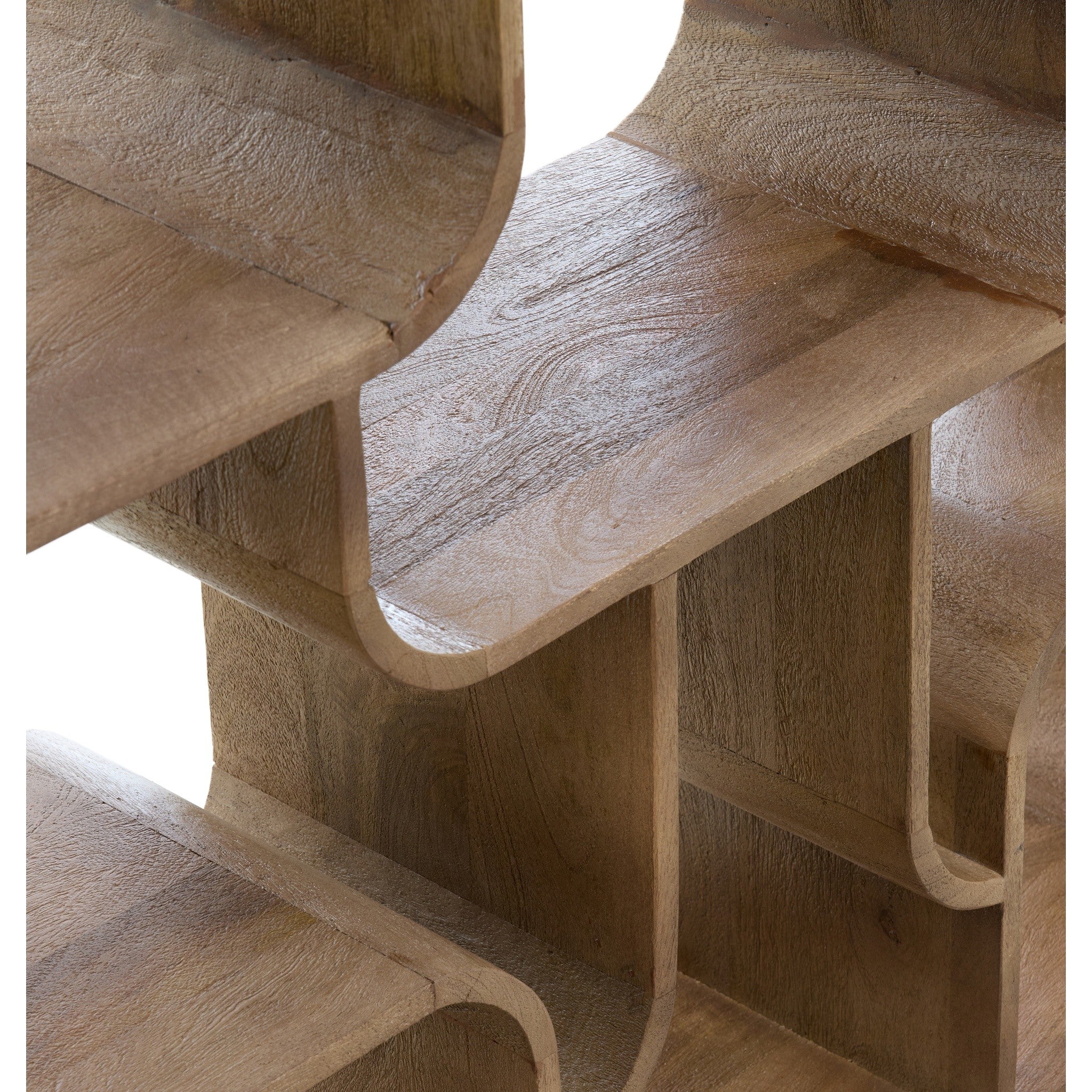 Großes Regal mit durchbrochener Struktur im modernen Look