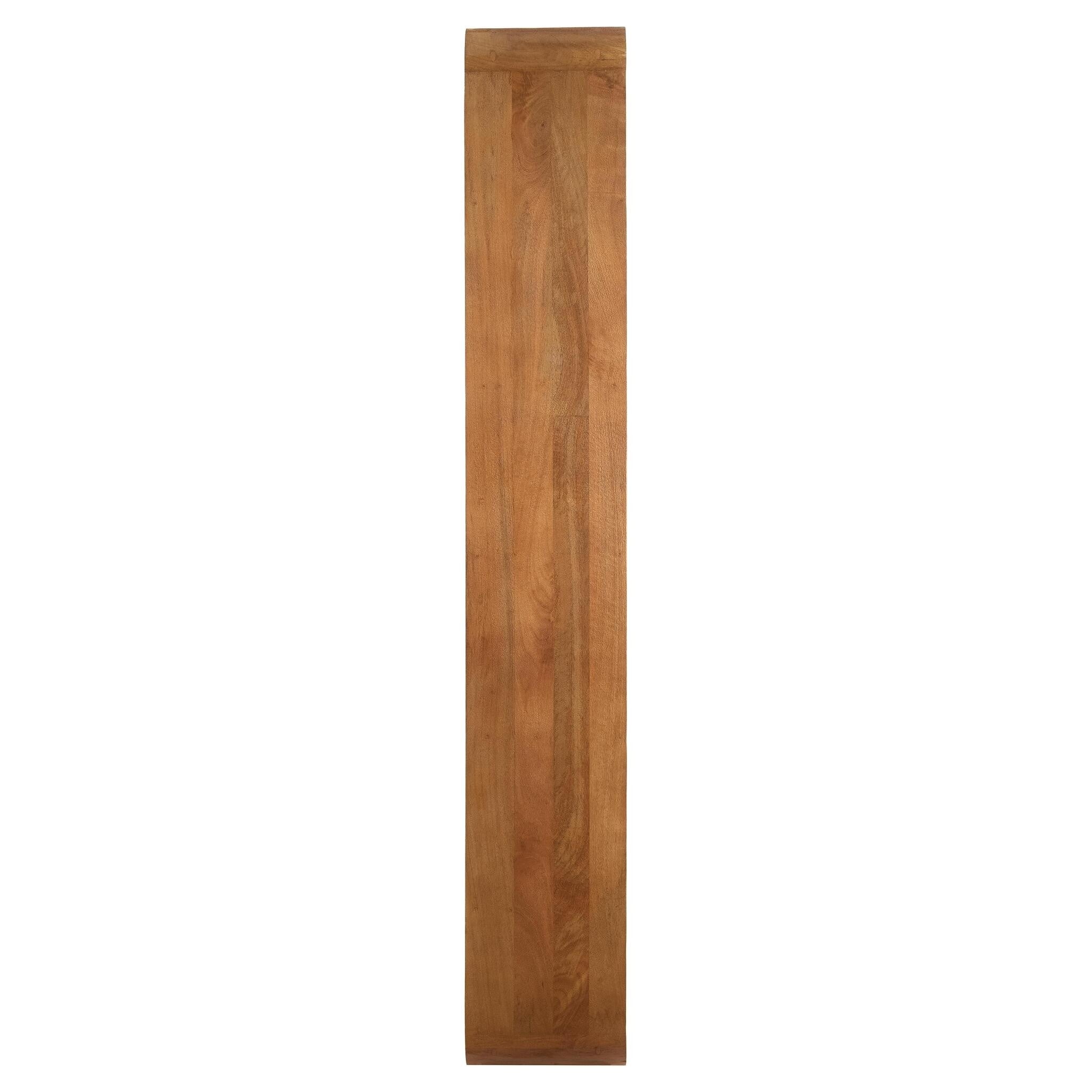 Hohes Standregal mit warmem Holzfinish und runder Linienführung