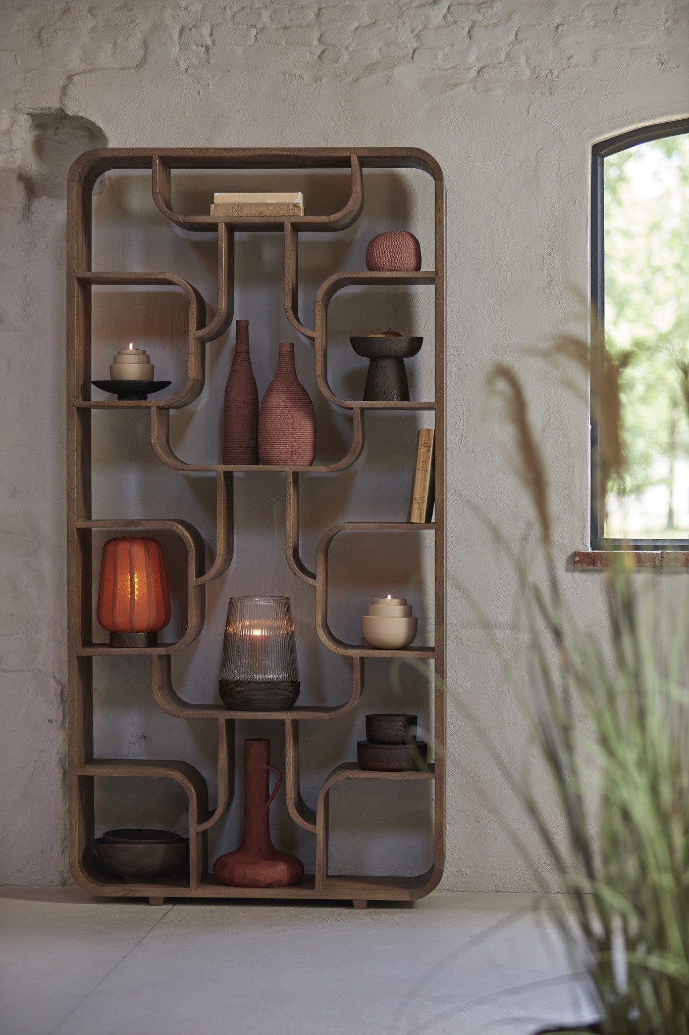 Modernes Holzregal in Hellbraun mit offener Formstruktur