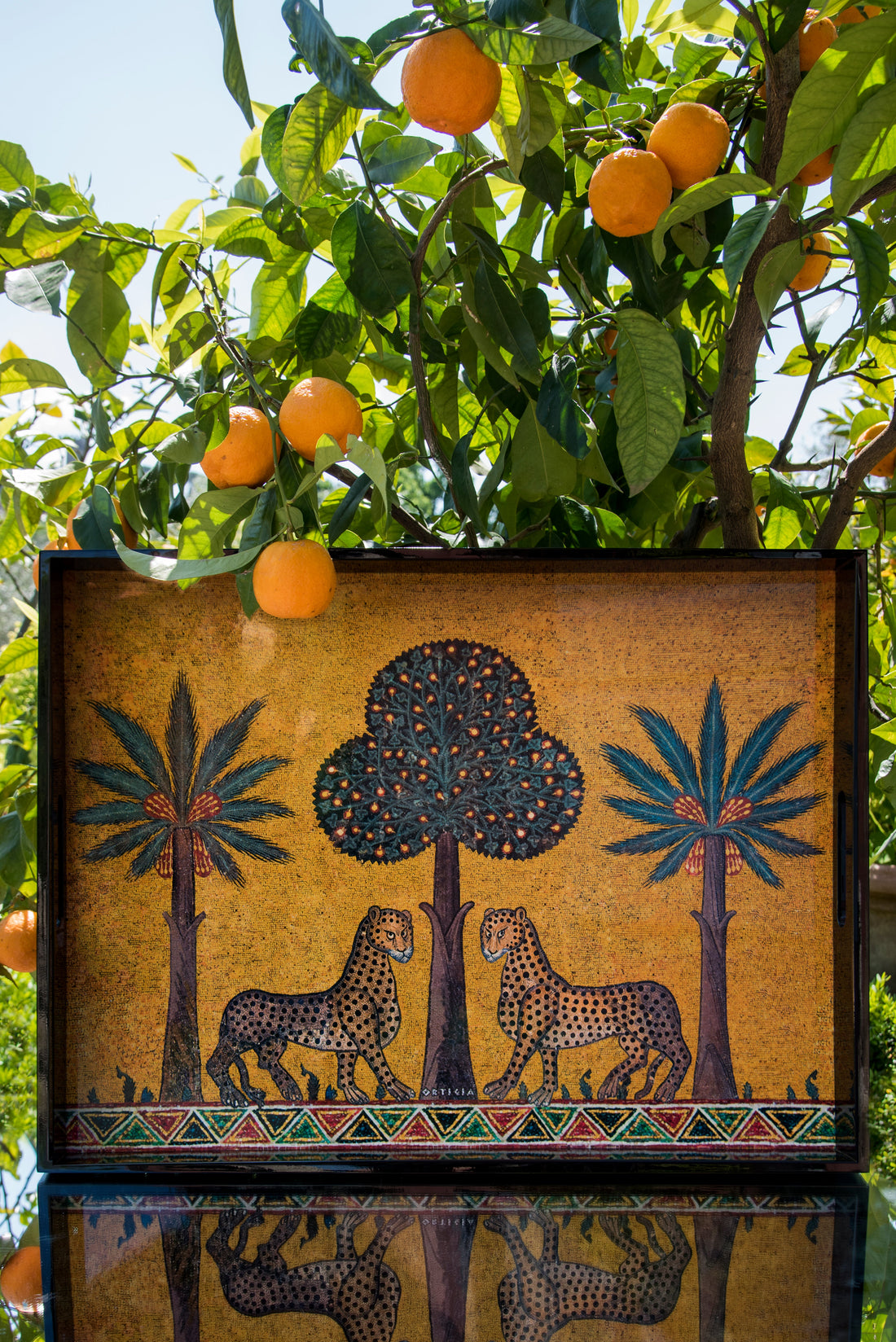Talbett Zagara Large vor einem Orangenbaum - von Ortigia Sicilia