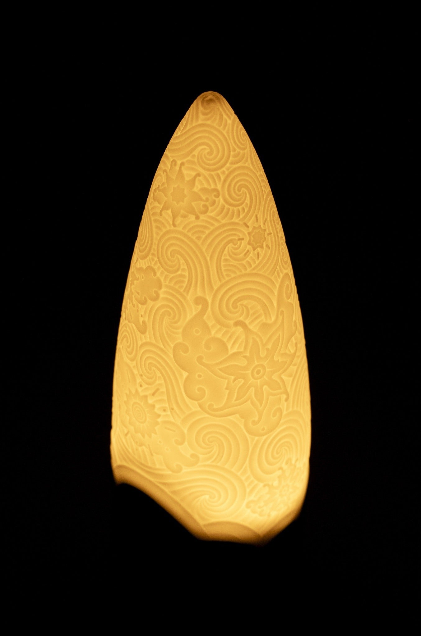 Leuchtender Schirm in cremeweißer Optik mit feiner Textur