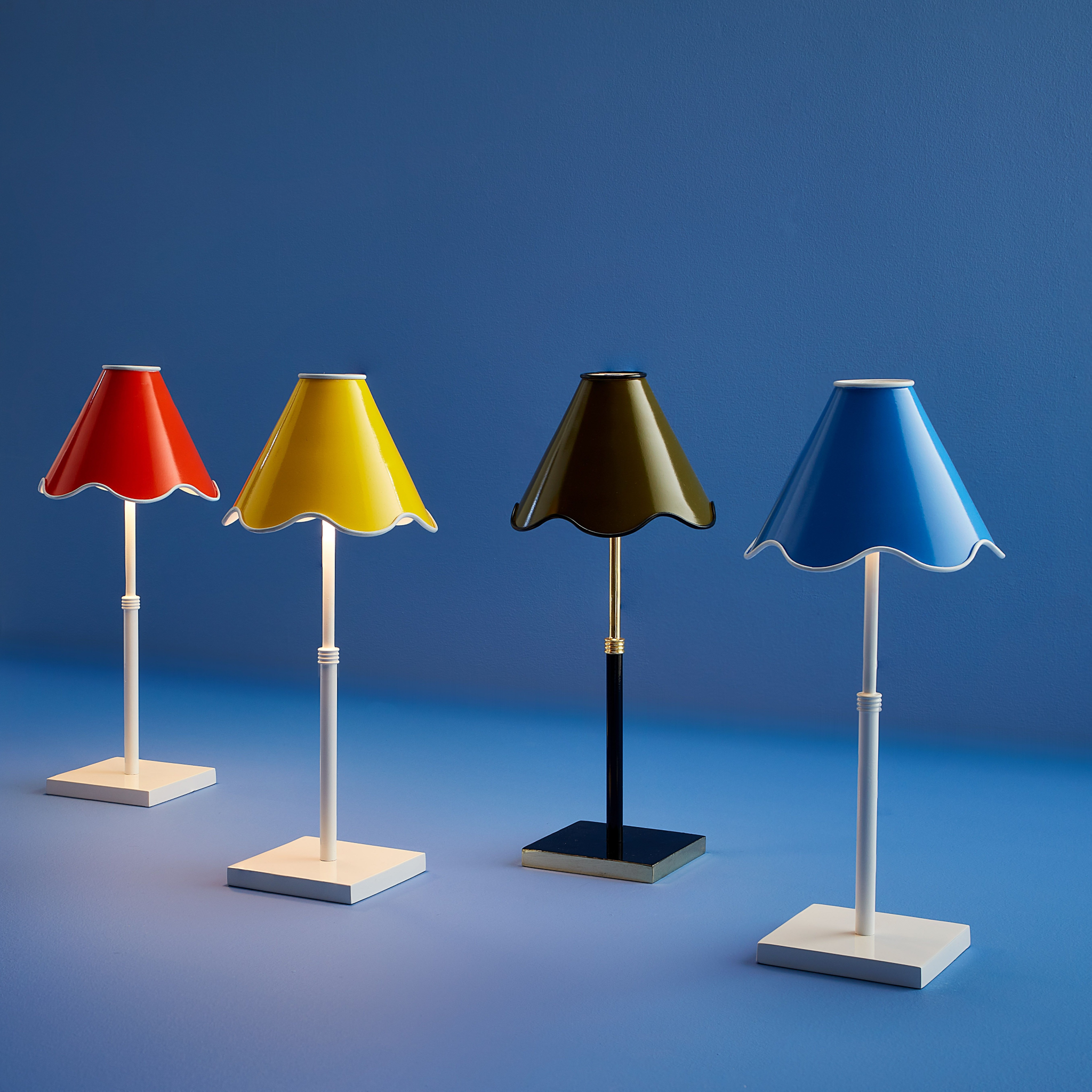 Moderne Tischlampe mit pulverbeschichtetem Metallfuß.
