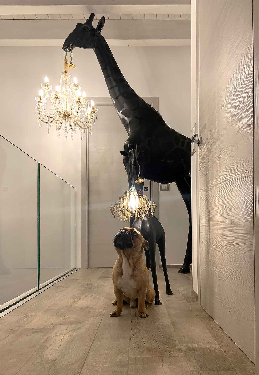 Stehleuchte GIRAFFE IN LOVE INDOOR im Wohnraum mit kleiner Giraffe