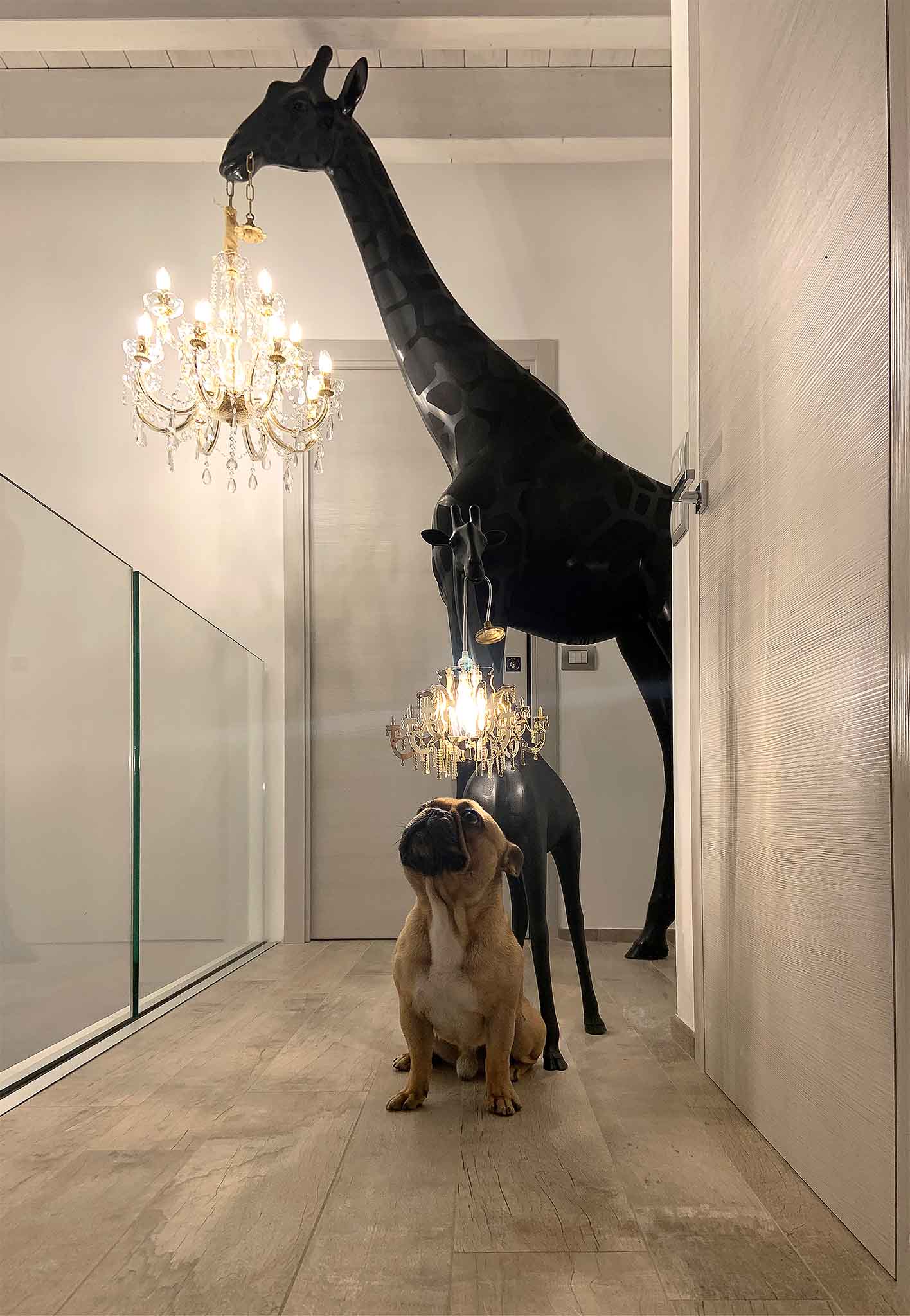 Stehleuchte GIRAFFE IN LOVE INDOOR im Wohnraum mit kleiner Giraffe