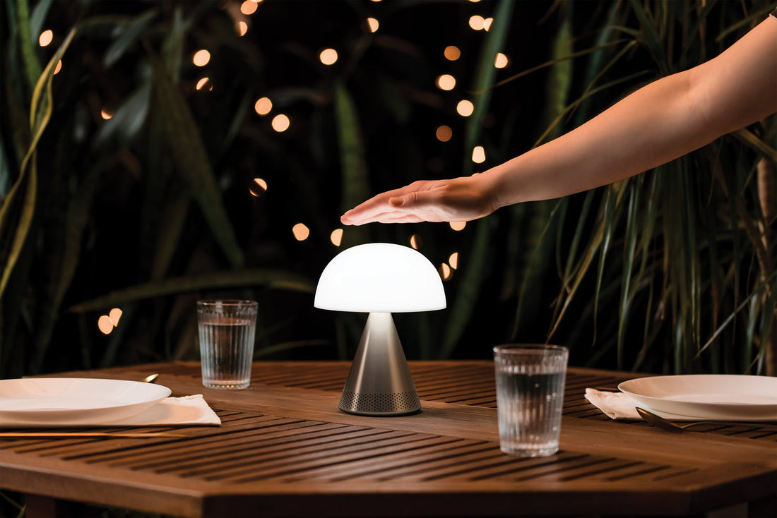 Audio-Tischlampe MINA L der Marke Lexon