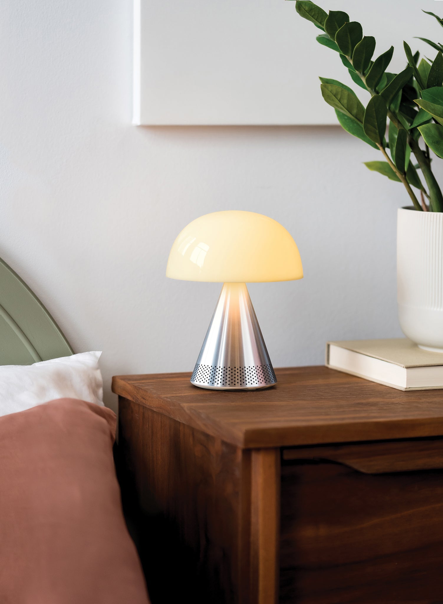 Audio-Tischlampe MINA L der Marke Lexon