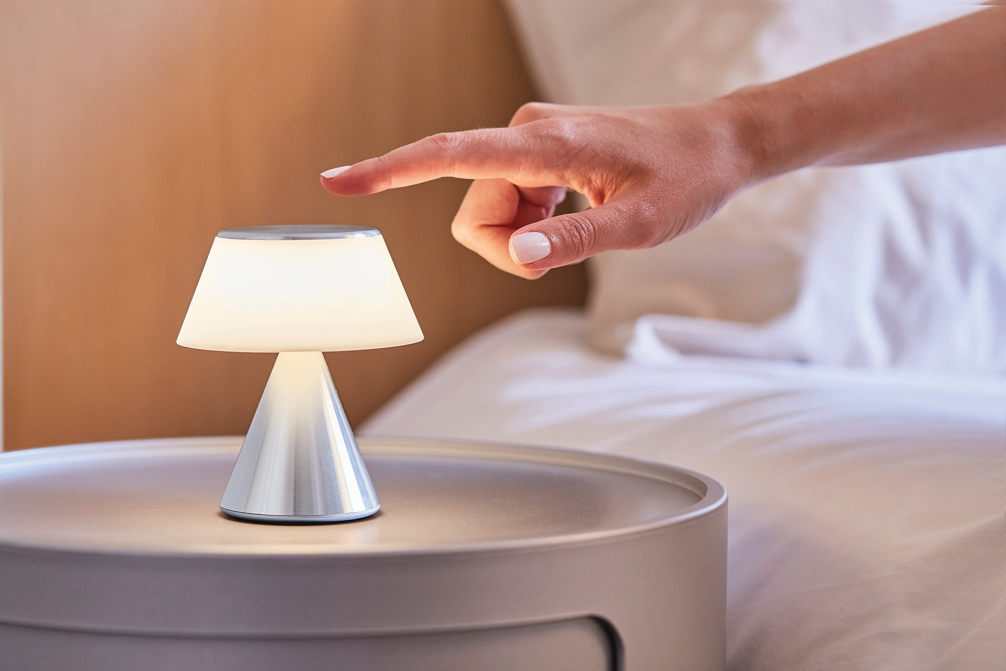 LED Tischleuchte LUMA M der marke Lexon