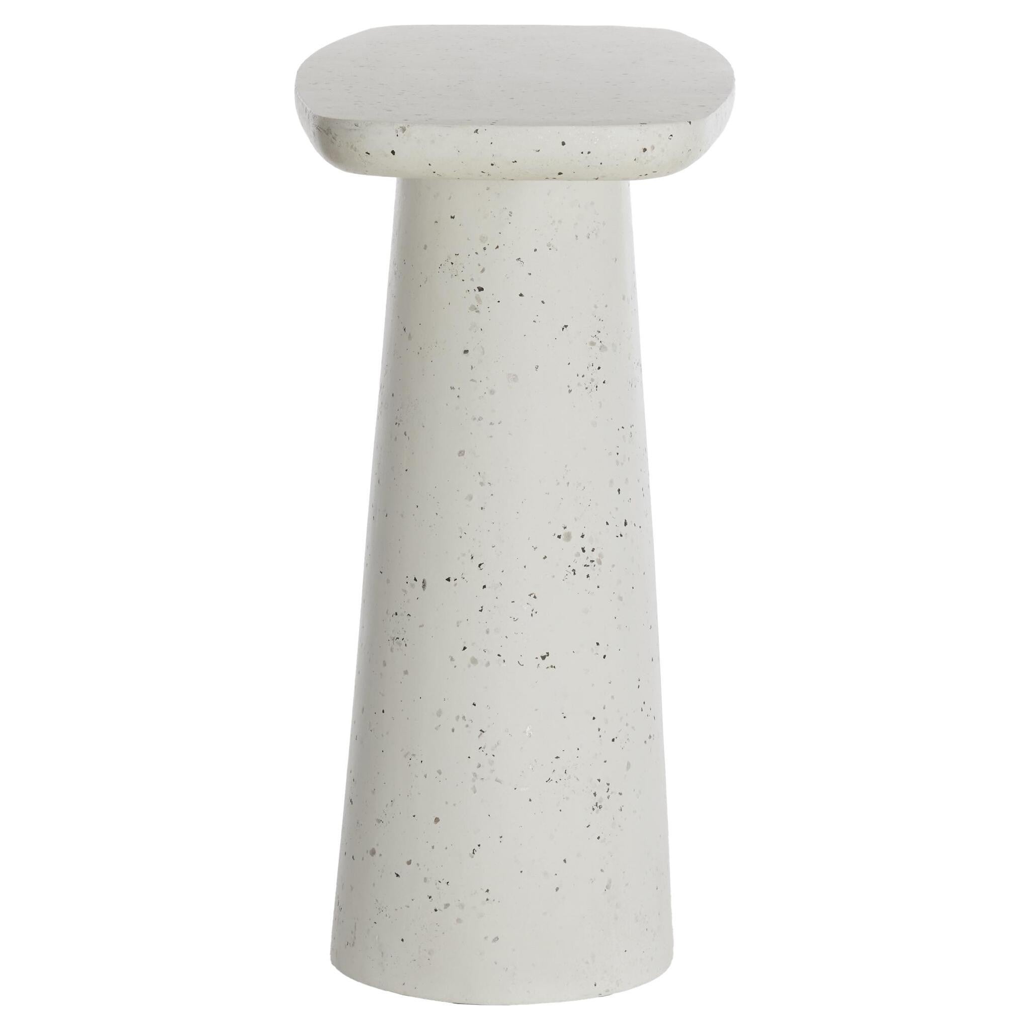 Konsolentisch mit klarer Form und heller Oberfläche