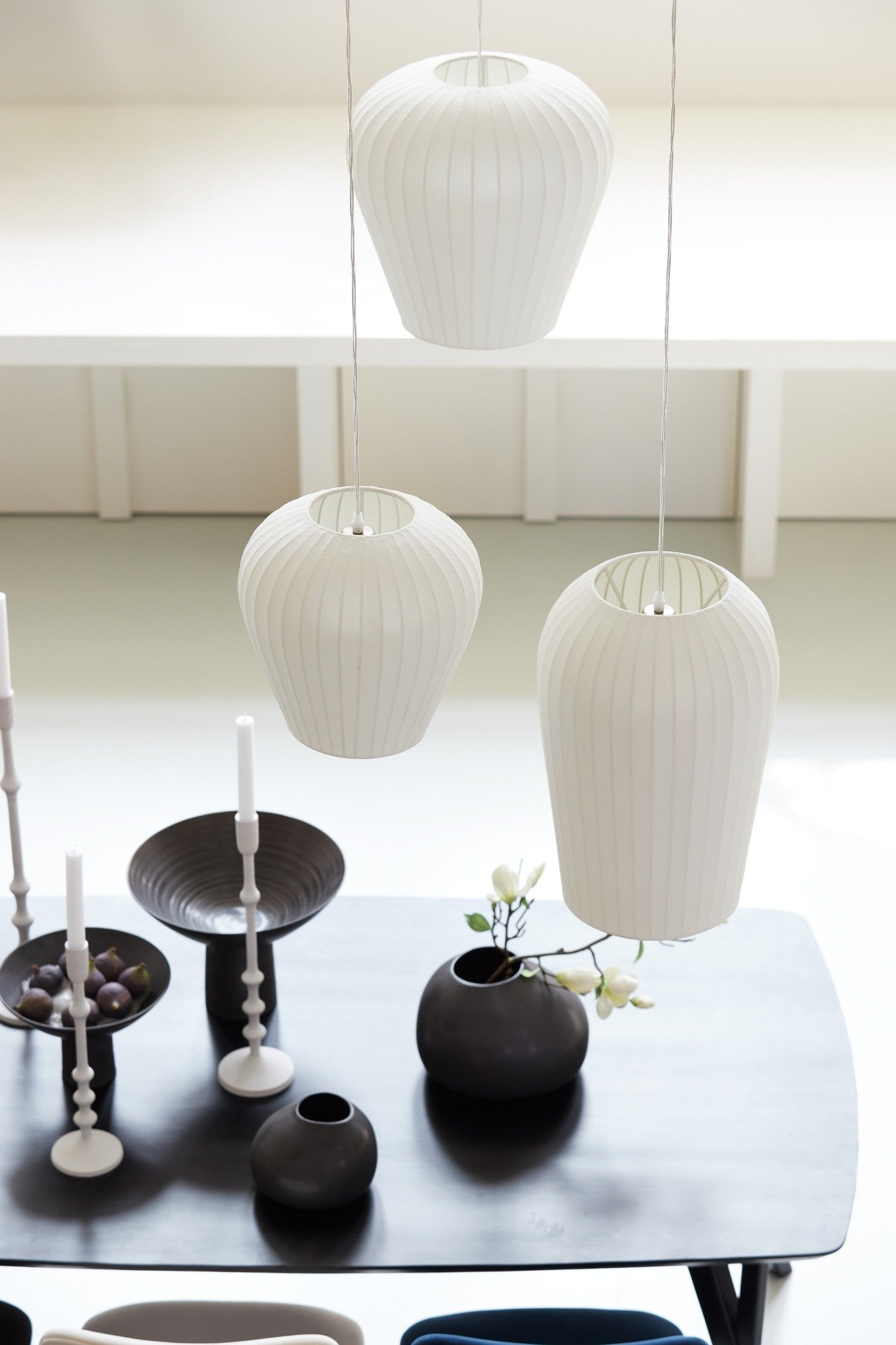 Minimalistische Hängeleuchte aus weißem Kunststoff