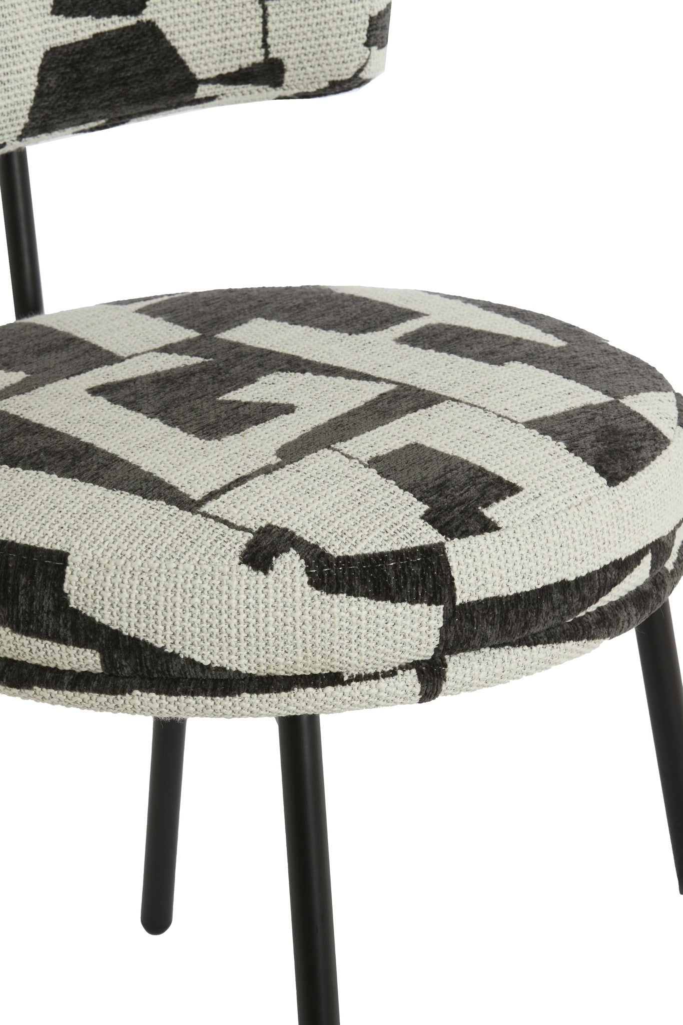 Stuhl mit schwarzem Metallgestell und grafischem Stoff