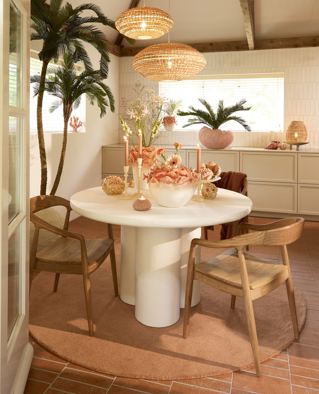 Moderner Design Esstisch mit skulpturalem Fuß in Creme